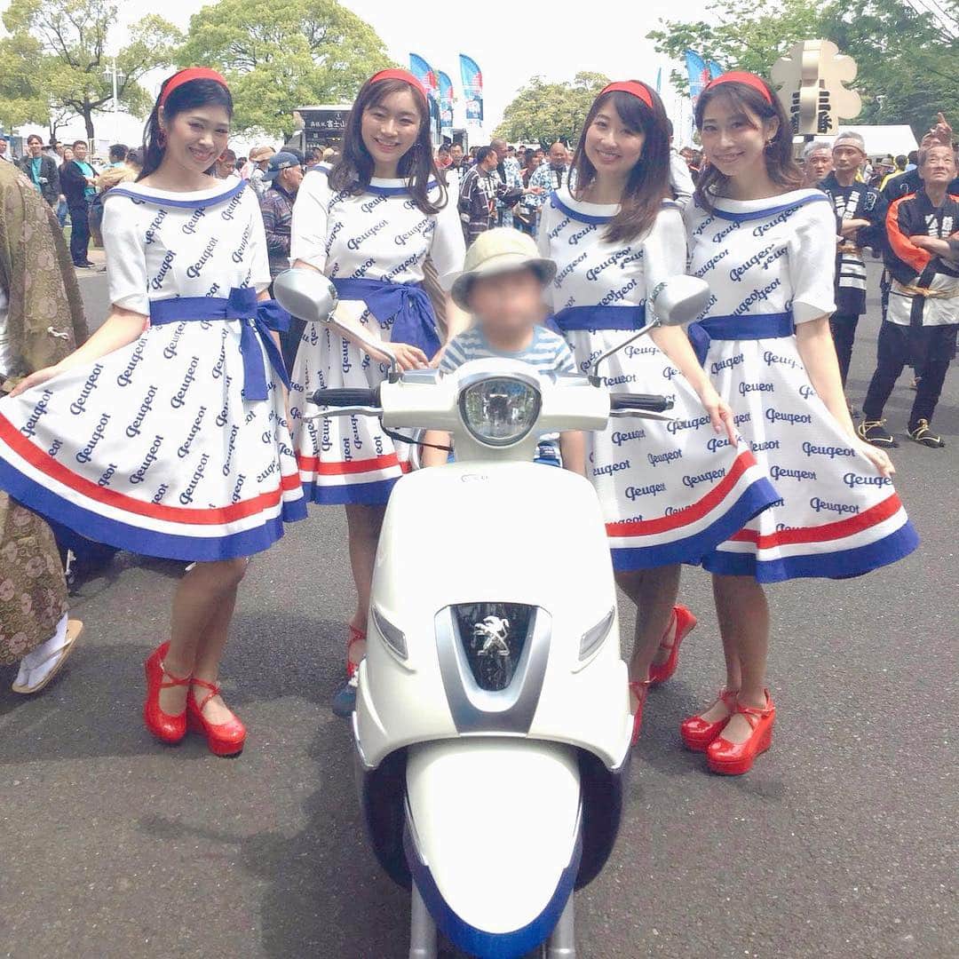 のインスタグラム：「5/3 中華街で行われた#ザ横浜パレード に流鏑馬会の方々と参加させて頂きました🐼💓 子供達の衣装姿が可愛かった〜(´∀｀=) 次は10月にも参加予定です✌️ #プジョーモトシクルアンバサダー 🛵 . #peugeot#peugeotmotocycles#scooter#motorcycle#france#プジョー#プジョーモトシクル#大人可愛い#フランス#レトロガール#ザよこはまパレード2019 #バイク#バイク女子#モデル#パーツモデル#美ボディ#健康美#トレーニング#トレーニング女子#ボディメイク#ジム#フィットネス」