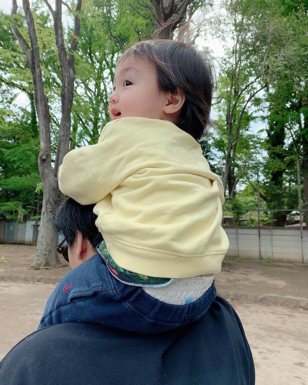 川崎希さんのインスタグラム写真 - (川崎希Instagram)「アレクの肩車🥰🥰🥰 #ilovedaddy #肩車」5月6日 21時18分 - kawasakinozomi