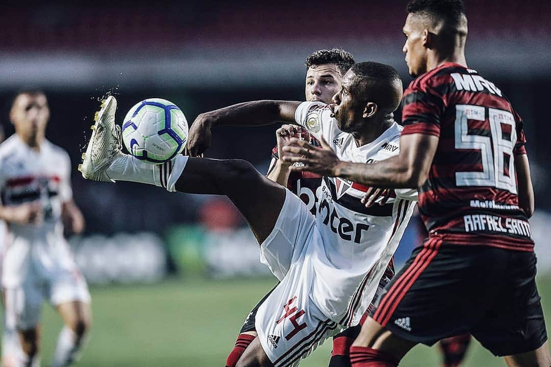 São Paulo FCさんのインスタグラム写真 - (São Paulo FCInstagram)「Bola no pé para mais uma semana de trabalho. #TernaBravura (📸 Paulo Pinto/saopaulofc.net)」5月6日 21時19分 - saopaulofc