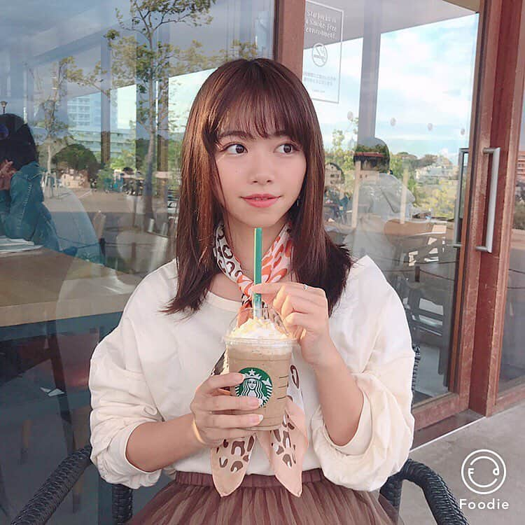 牧野桃美さんのインスタグラム写真 - (牧野桃美Instagram)「. . 本日は#ラブアース 4の第5話の放送日！📺 . GW最終日はご近所さんと少し遠出して 二子玉川でまったり🐰💕 スタバの新作の#ロイヤルミルクティーフラペチーノ が 美味しすぎた、、、♡ . . 写真は#foodie で撮ったよん📷 フィルターはSS4です🙆🏻‍♀️ . . . . . #royalparty#whoswhochico#スタバ新作#二子玉川#GW#二子玉川カフェ#starbucks#フーディー  #155cm #今日のコーデ#きょコ#code#お洒落さんと繋がりたい#코디#스타일링#패션스타그램#데일리#데일리룩#옷스타그램#女の子#cordinate#outfit#ootd#スカーフ」5月6日 21時15分 - momomi_makino