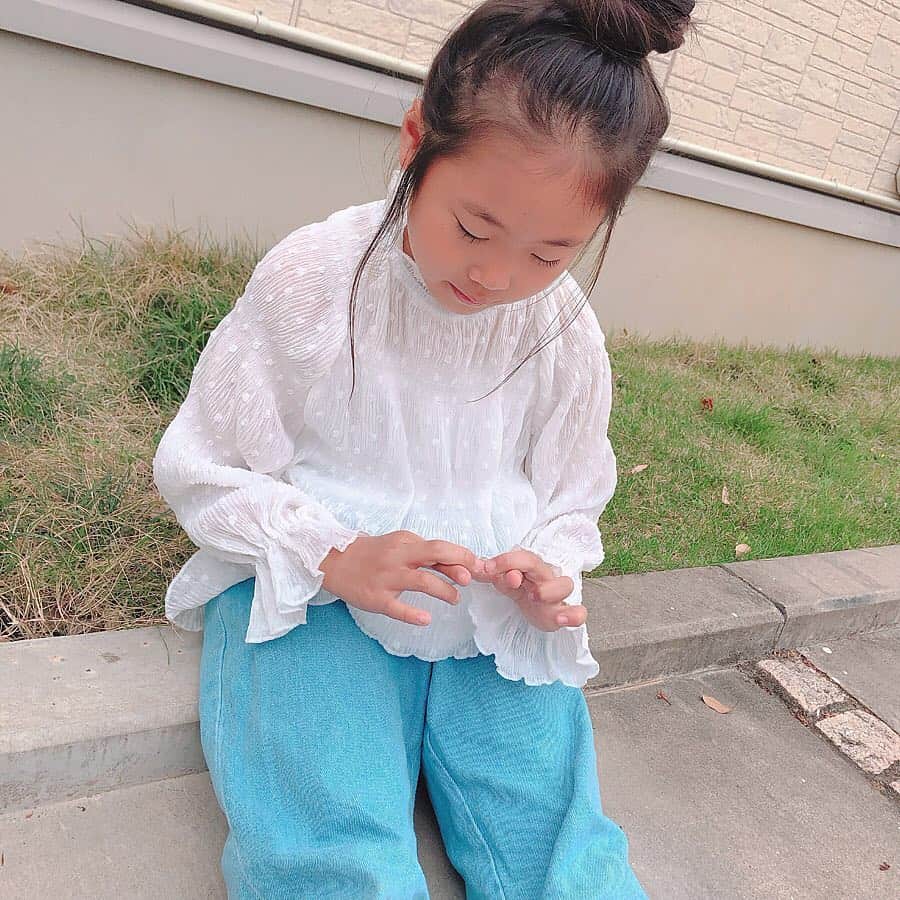 Kikuno Sayumiさんのインスタグラム写真 - (Kikuno SayumiInstagram)「〻blue and white〻 ・ ・ ・ 2人で薄色デニム×ホワイト プラスほんの少し赤の#リンクコーデ 𓂃 ・ 私のスカートは @myu____official のもの。ここのレースアイテムが好き♡♡ ・ ウエストゴムで楽ちん♩¨̮ ・ Gジャンは旅行先でゲットした @bershkacollection のもの。これ、メンズのMサイズ！色落ちとダメージに惚れた☺︎ ・ ・ 娘のトップスは @mimiisa_shop のもの。これすんごく可愛い♥︎ ・ 娘は121センチくらいの身長で130を着ているよ。 ・ バッグには @pichi__official のスカーフを巻き巻き。 ・ ・ 今日は娘の髪を切りにいったよ💇‍♀️ ・ 娘は前から切りたい切りたいと言っていて。でも七五三のために切らずにいたけど我慢の限界だったみたい🥴 ・ めっちゃお気に入りの様子✧*ストーリーに載せたらたくさん可愛いって言ってもらってご満悦の娘なのでした☺️(写真は切る前) ・ ・ ・ 👩 bottoms▶ @myu____official outer▶ @bershkacollection shoes▶ @donobanweb ・ 👧 tops▶ @mimiisa_shop bottoms▶ @grbirthday scarf▶ @pichi__official shoes▶ @sesto_shoes ・ ・ ・ #ファッション#コーデ#fashion#ママ#ママコーデ#ponte_fashion #プチプラコーデ#大人カジュアル#ヘアアレンジ#大人可愛い#ジユジョ#chao_app#家族コーデ#패션스타그램#옷스타그램#오오티디#シンプルコーデ#158cmコーデ #158cm #春#マタニティコーデ #親子リンクコーデ #myu_pr #myuアンバサダー#ぷんにー#妊娠7ヶ月#あおちゃんコーデ」5月6日 21時16分 - sayumikikuno
