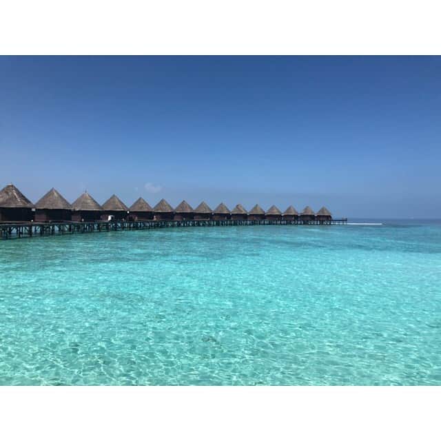 三島ゆかりさんのインスタグラム写真 - (三島ゆかりInstagram)「こちらモルディブです🏝 これまで行ったビーチリゾートでずば抜けて最高💖 お仕事頑張った自分へのご褒美💪✨ #maldives #vacances #resort #island #sea #fish #schnorcheln #gw #japanesegirl #trip #nicepic #最高 #死ぬまでに行きたい世界の絶景 #来てよかった #ダントツ1位 #透明度抜群 #三脚撮影 #selftimer #自撮り #どこのセレブですか #インスタグラマーですか #どっかのパパに連れてきてもらったんですか #違います #散財 #三島ゆかり #ゆかりんごチャンネル #ゆかりんごgames #youtuber #followme」5月6日 21時16分 - apple340