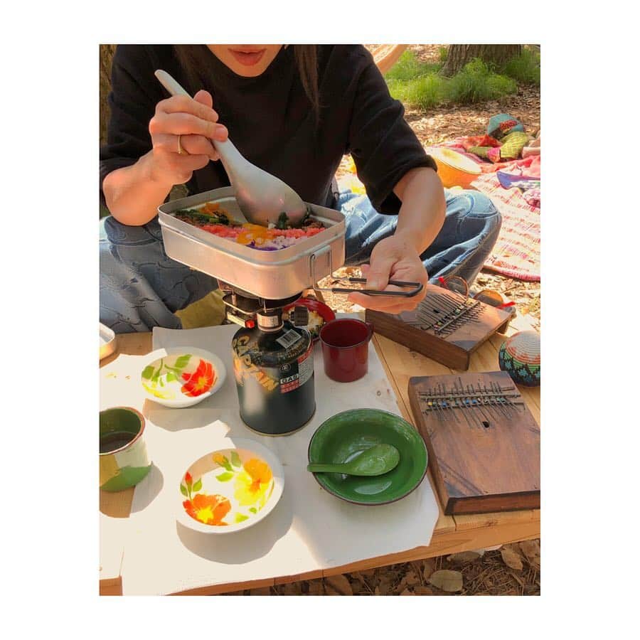 森千波さんのインスタグラム写真 - (森千波Instagram)「#ｵﾄﾅﾉﾏﾏｺﾞﾄ 🍳🍳🍳 #1000gohan . . . .  #비빔밥 #korean#food#outdoor#lunch#colorful#food#flowers#spring#picnic#cooking#nature#friends#韓国#料理#ビビンバ#パーティー#春#ピクニック#ランチ#アウトドア#自然#緑#友達」5月6日 21時17分 - 1000wave