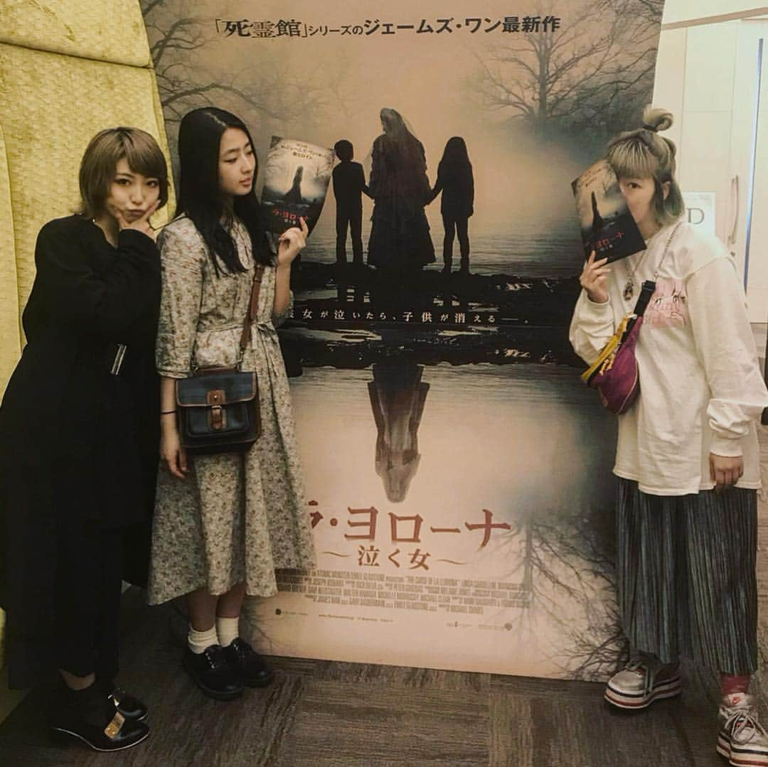 YU-KAさんのインスタグラム写真 - (YU-KAInstagram)「『ラ・ヨローナ』〜泣く女〜 一足先に拝見させて頂きました。 (ヨローナとのツーショット嬉しくてなんだかシュールな写真に) 死霊館シリーズ新作！ ホラー大好き人間の私、もちろんシリーズ制覇しております 「彼女の”泣き声”が聞こえたら、それは終わりの始まり。あなたを追って水のある所に現れる。」 この怪談をもとにしたストーリーも 今までのシリーズ作品の中で最も日常的なシュチュエーションで それがより一層、恐怖感と絶望感が煽られる。 これぞ王道であり、原点。 けれど、ヨローナの気持ちを考えると 行き場の無い悲しさに襲われ、心が痛くなったなぁ 恐怖感、緊迫感、タイミング どこを取っても流石のクオリティに感動です。 5月10日より公開！ 是非劇場の大迫力、大音量でお楽しみ下さい😌✨ #泣く女 #ヨローナ #PR」5月6日 21時17分 - yuka19981114