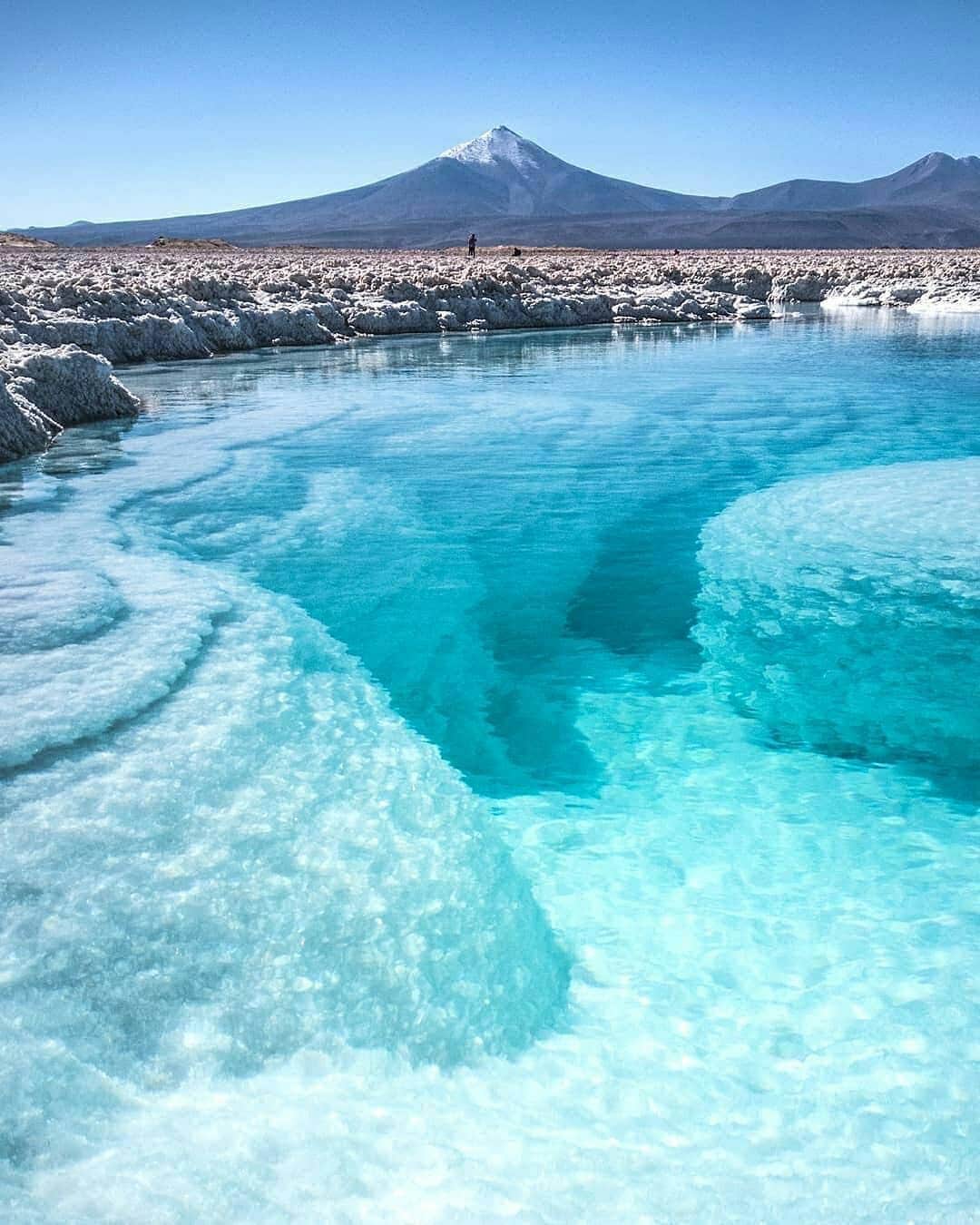 Discover Earthさんのインスタグラム写真 - (Discover EarthInstagram)「Salar de Pedernales is a large salt flat in the Atacama Region of Chile ! Would you swim in there ? 🇨🇱 Share this with someone you would want to visit this place with ! — 📍#DiscoverChile — 📸 Photos by @simple.dp via @earthfocus ​」5月6日 21時21分 - discoverearth