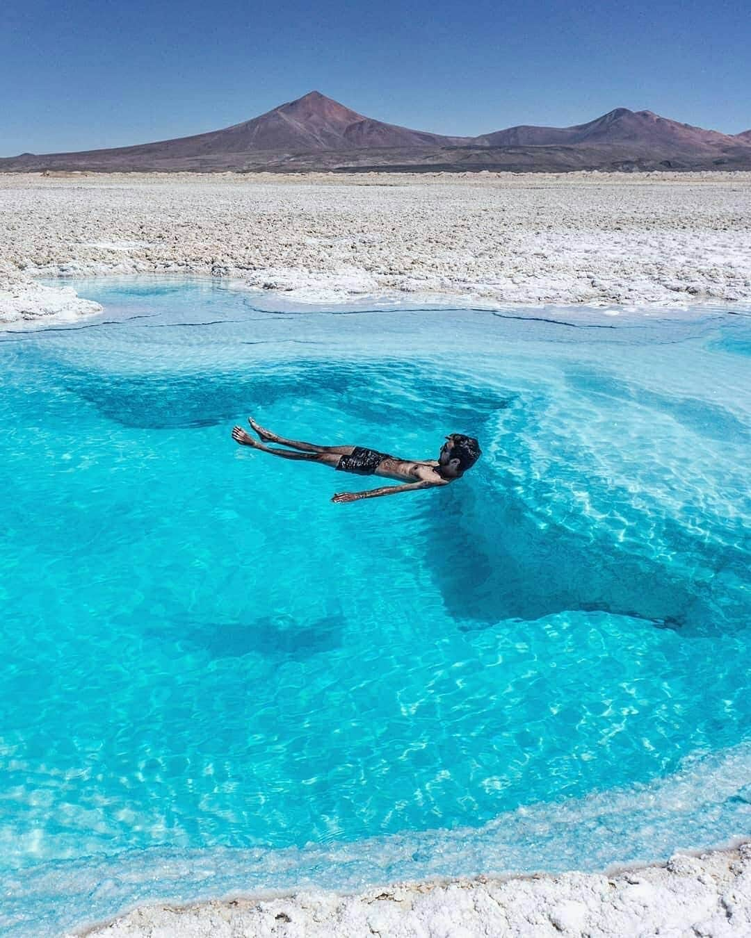 Discover Earthさんのインスタグラム写真 - (Discover EarthInstagram)「Salar de Pedernales is a large salt flat in the Atacama Region of Chile ! Would you swim in there ? 🇨🇱 Share this with someone you would want to visit this place with ! — 📍#DiscoverChile — 📸 Photos by @simple.dp via @earthfocus ​」5月6日 21時21分 - discoverearth