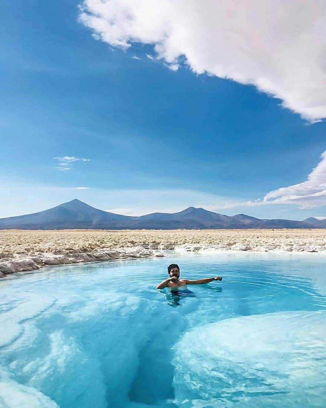 Discover Earthさんのインスタグラム写真 - (Discover EarthInstagram)「Salar de Pedernales is a large salt flat in the Atacama Region of Chile ! Would you swim in there ? 🇨🇱 Share this with someone you would want to visit this place with ! — 📍#DiscoverChile — 📸 Photos by @simple.dp via @earthfocus ​」5月6日 21時21分 - discoverearth