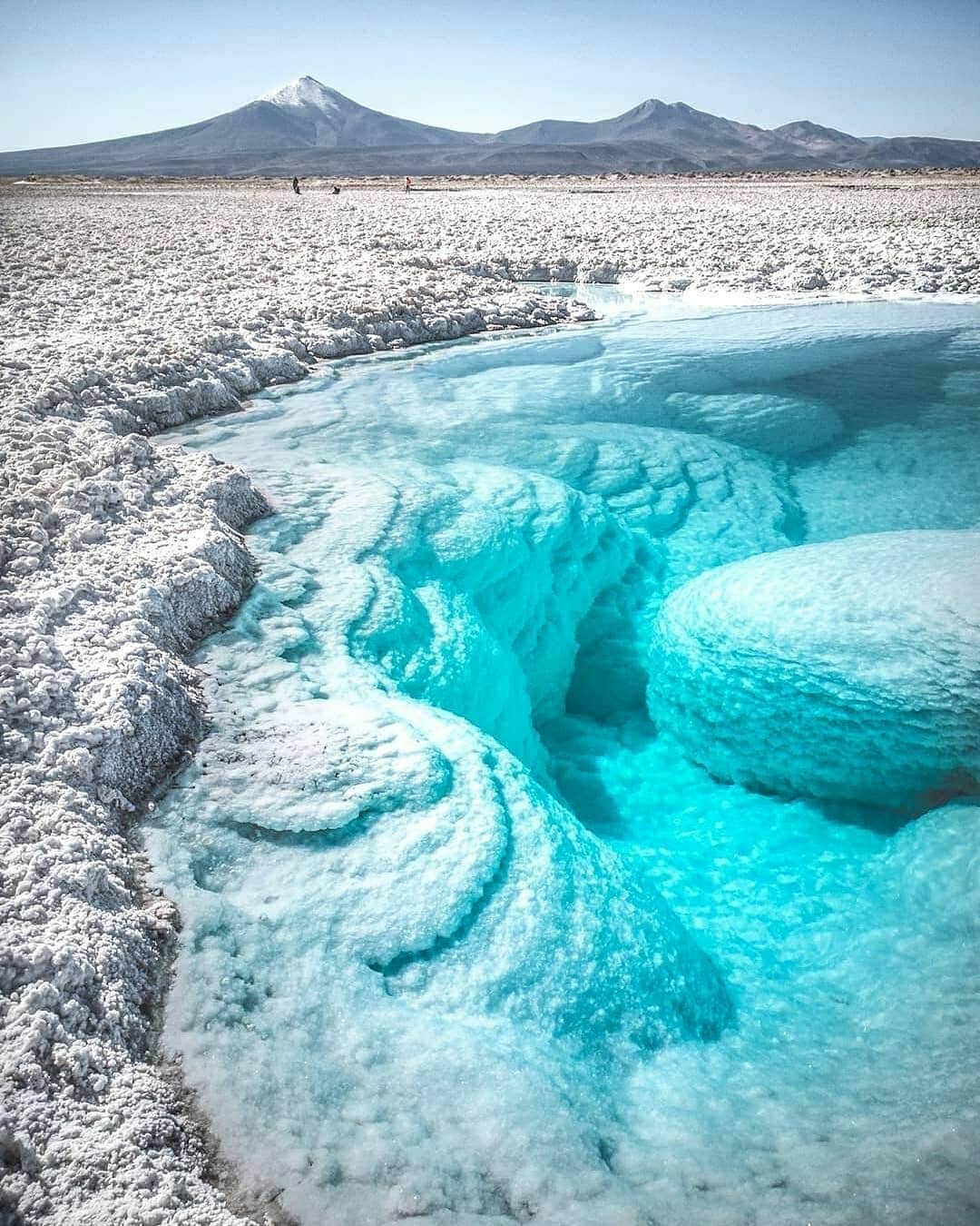 Discover Earthさんのインスタグラム写真 - (Discover EarthInstagram)「Salar de Pedernales is a large salt flat in the Atacama Region of Chile ! Would you swim in there ? 🇨🇱 Share this with someone you would want to visit this place with ! — 📍#DiscoverChile — 📸 Photos by @simple.dp via @earthfocus ​」5月6日 21時21分 - discoverearth