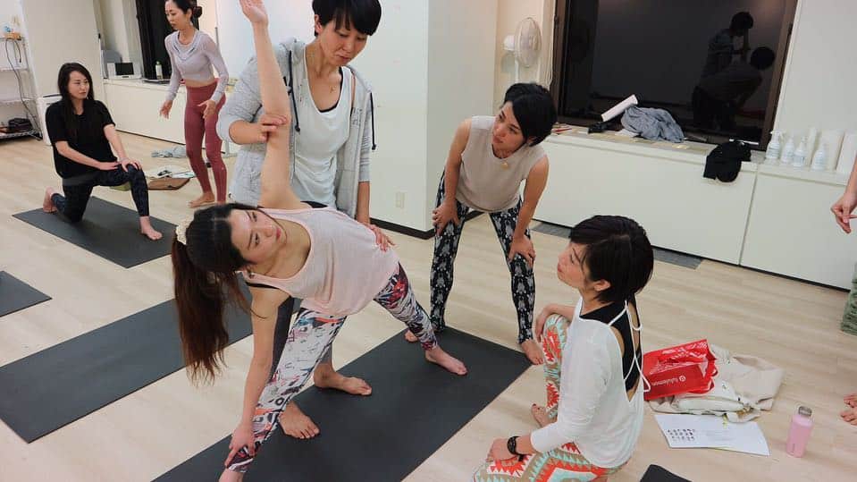 YMCメディカルトレーナーズスクール公式さんのインスタグラム写真 - (YMCメディカルトレーナーズスクール公式Instagram)「【⭐️YMCヨガ講師⭐️】 ・ ・ ヨガ講師研修を終えた後の1コマ📸 ・ ・ 全国からYMCヨガ講師が集まるこの貴重な研修。朝から夜までの研修でしたが、終始ヨガ講師の穏やかで平和な時間でした✏️ ・ ・ 2枚目以降の写真は、講師通しのアジャスト勉強会🧘‍♀️👉スクロール👉 ・ この研修で学んだ事を、全国のYMCの生徒の皆さんにもシェアしていきたいと思います‼️ ・ ・ 合掌🙏 ・ #ymcメディカルトレーナーズスクール#ymcヨガ#ymcライフ#ymc #ヨガ資格 #ヨガインストラクター #ヨガ講師 #ヨガ #yoga  #トレーナー #整体 #ベビーマッサージ #アロマ #資格学校 #資格  #ihta国際ホリスティックセラピー協会#ihtaヨガインストラクター2級#ryt200 #asana #アーサナ #ヨガポーズ #ヨガレッスン  #アジャスト #アジャストメント」5月6日 21時22分 - ymcmedical