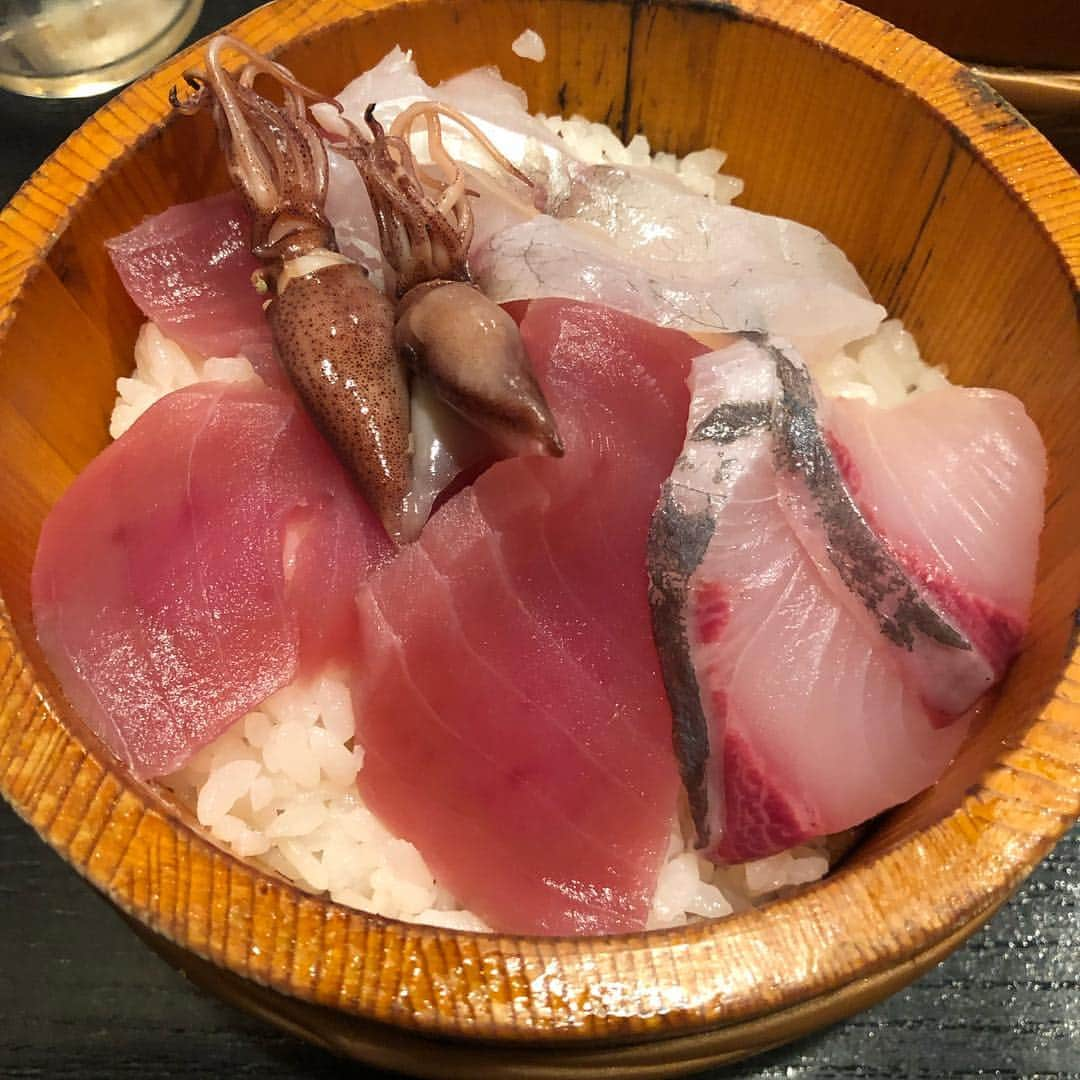 ゴンさんのインスタグラム写真 - (ゴンInstagram)「グリと昼飯を食べたよ〜 海鮮が好きなんだって〜🐟🦑 その後ネタを考えにドトールへ。楽しみ〜」5月6日 21時24分 - bicsmalln_gon