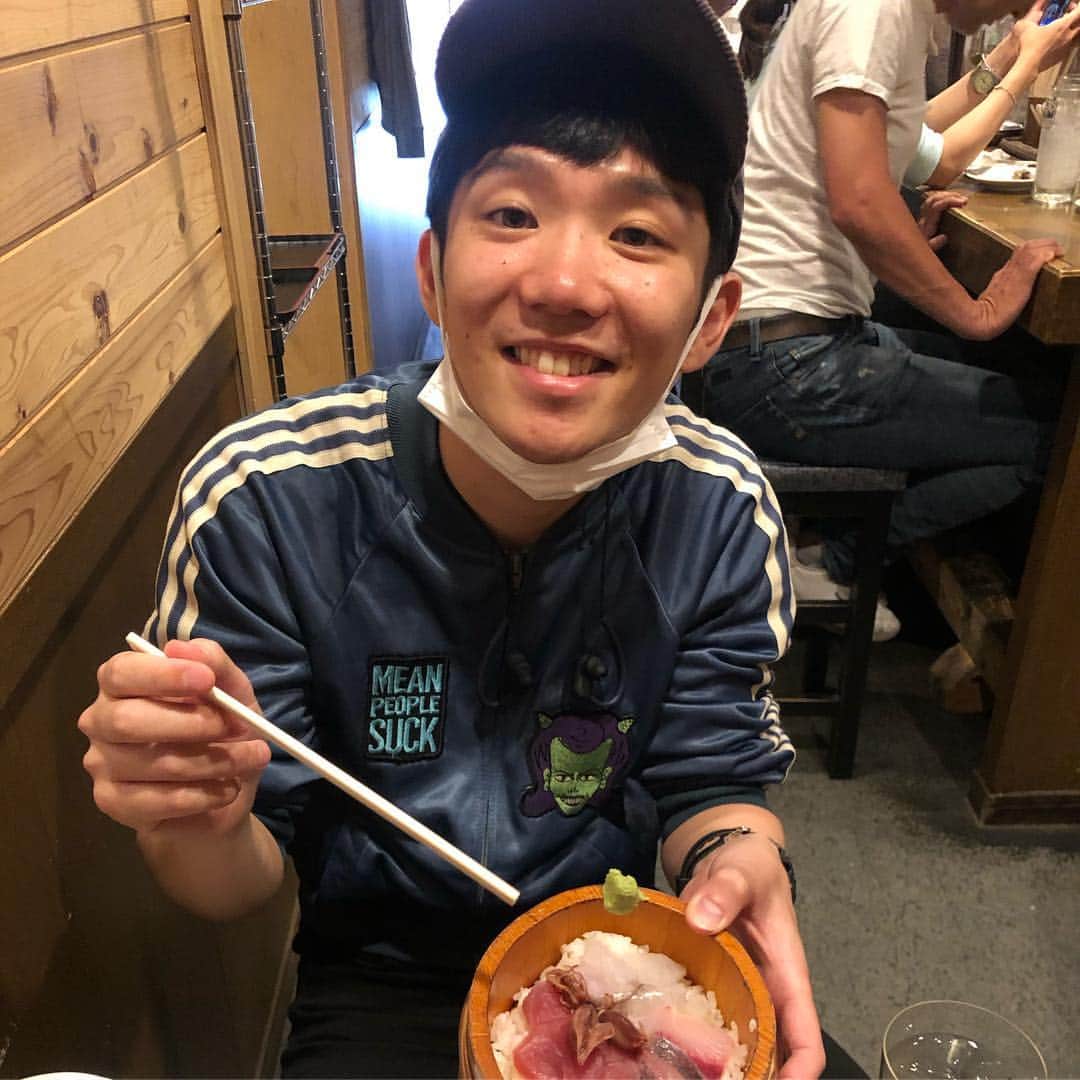 ゴンのインスタグラム：「グリと昼飯を食べたよ〜 海鮮が好きなんだって〜🐟🦑 その後ネタを考えにドトールへ。楽しみ〜」