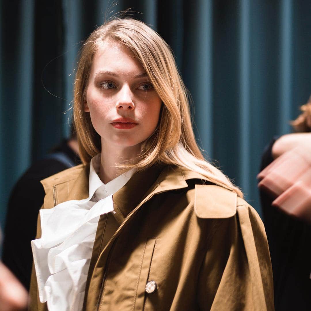 のインスタグラム：「Waxed cotton and ruffle details behind-the-scenes of the #CHANELCruise 2019/20 show in Paris. #CHANEL @laurenjdg」