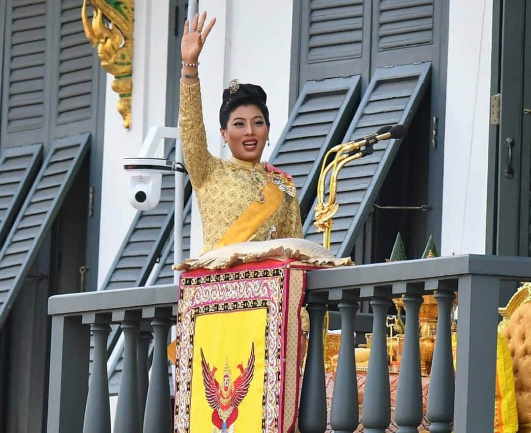 CeCi Thailandさんのインスタグラム写真 - (CeCi ThailandInstagram)「พระบาทสมเด็จพระเจ้าอยู่หัว สมเด็จพระนางเจ้าสุทิดาฯ พระบรมราชินี ฟ้าหญิงพัชรกิติยาภา ฟ้าหญิงสิริวัณณวรี เจ้าฟ้าทีปังกรฯ เสด็จออก ณ สีหบัญชร พระที่นั่งสุทไธสวรรย์ปราสาท ในการพระราชพิธีบรมราชาภิเษก  ภาพจาก: เพจ Siamsport #ทรงพระเจริญ #พระราชพิธีบรมราชาภิเษกพุทธศักราช๒๕๖๒ #พระราชพิธีบรมราชาภิเษก #thecoronationofkingramax」5月6日 21時31分 - girldailydotcom