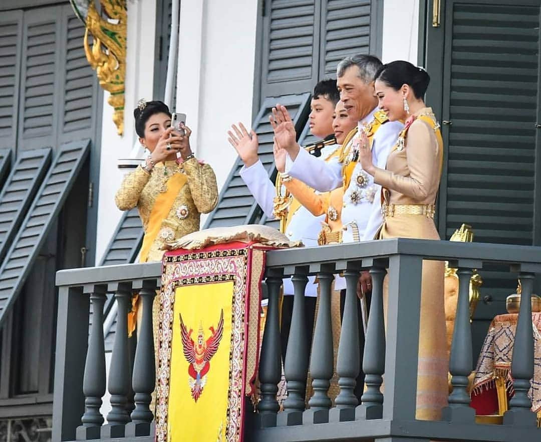 のインスタグラム：「พระบาทสมเด็จพระเจ้าอยู่หัว สมเด็จพระนางเจ้าสุทิดาฯ พระบรมราชินี ฟ้าหญิงพัชรกิติยาภา ฟ้าหญิงสิริวัณณวรี เจ้าฟ้าทีปังกรฯ เสด็จออก ณ สีหบัญชร พระที่นั่งสุทไธสวรรย์ปราสาท ในการพระราชพิธีบรมราชาภิเษก  ภาพจาก: เพจ Siamsport #ทรงพระเจริญ #พระราชพิธีบรมราชาภิเษกพุทธศักราช๒๕๖๒ #พระราชพิธีบรมราชาภิเษก #thecoronationofkingramax」