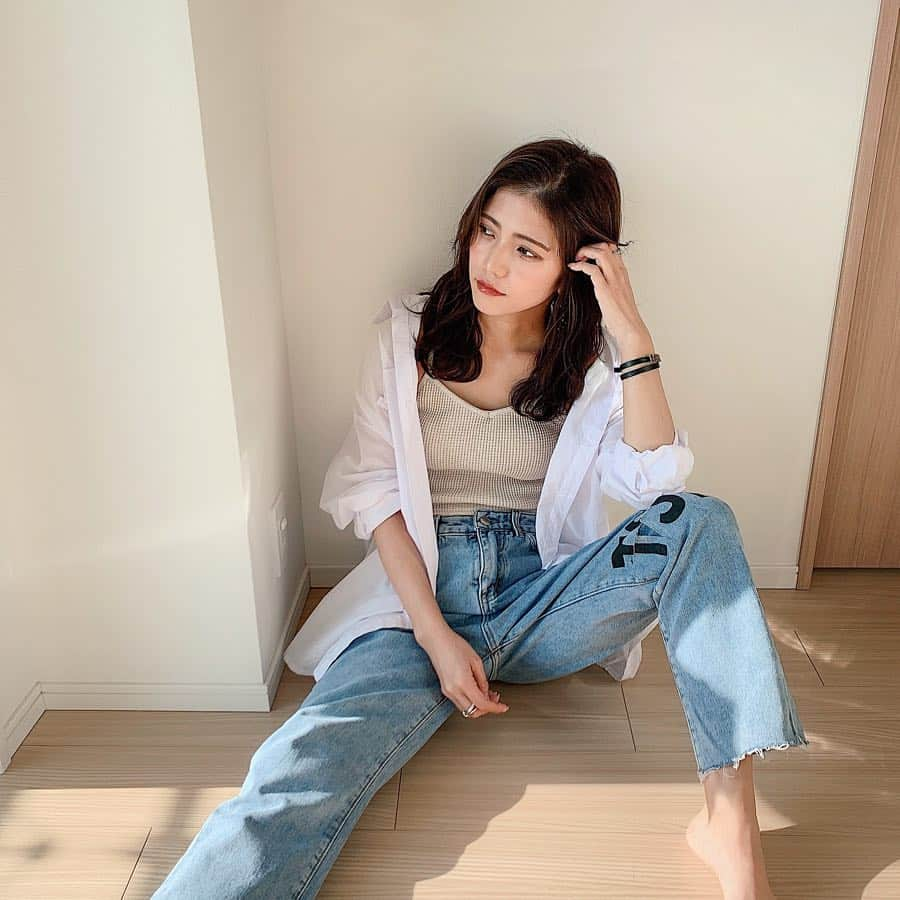 Marika Kajiwaraさんのインスタグラム写真 - (Marika KajiwaraInstagram)「全身新品コーデ☀︎ ＊ tops... @to_the_sea_hawaii shirts... @17kg_official denim... @17kg_official ＊ シンプル可愛い組み合わせ〜🧡 ＊ ＊ GW最終日☀️ みんな旅行とか行ってて 楽しそうやったなぁ♡ お仕事あった人はお疲れ様でした☺️ ＊ ＊ ＊ #コーデ #低身長コーデ #デニム #白シャツ #キャミソール #17kg #totheseahawaii #like #code #instagood」5月6日 21時34分 - marika__kw