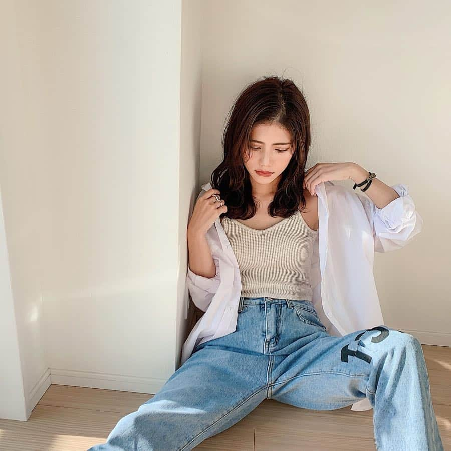 Marika Kajiwaraさんのインスタグラム写真 - (Marika KajiwaraInstagram)「全身新品コーデ☀︎ ＊ tops... @to_the_sea_hawaii shirts... @17kg_official denim... @17kg_official ＊ シンプル可愛い組み合わせ〜🧡 ＊ ＊ GW最終日☀️ みんな旅行とか行ってて 楽しそうやったなぁ♡ お仕事あった人はお疲れ様でした☺️ ＊ ＊ ＊ #コーデ #低身長コーデ #デニム #白シャツ #キャミソール #17kg #totheseahawaii #like #code #instagood」5月6日 21時34分 - marika__kw