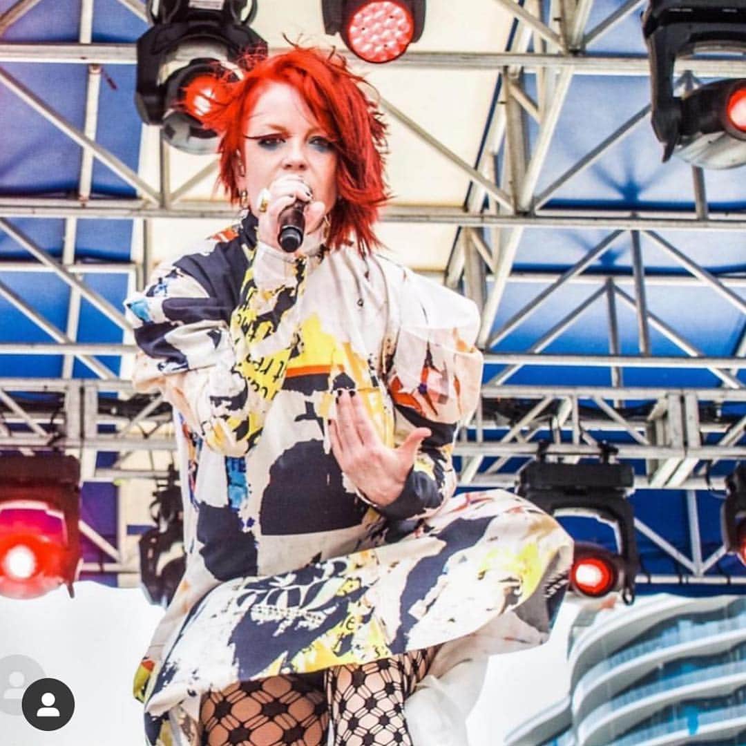 Marques Almeidaさんのインスタグラム写真 - (Marques AlmeidaInstagram)「And THIS happened! Shirley Manson from Garbage wearing M’A :) me and Paulo as kids of the 90’s can’t quite believe it! 😱😱 Thank you so much! Styled by @cdicelove13 thank you!! @garbage #garbage #shirleymanson #marquesalmeida」5月6日 21時44分 - marques_almeida