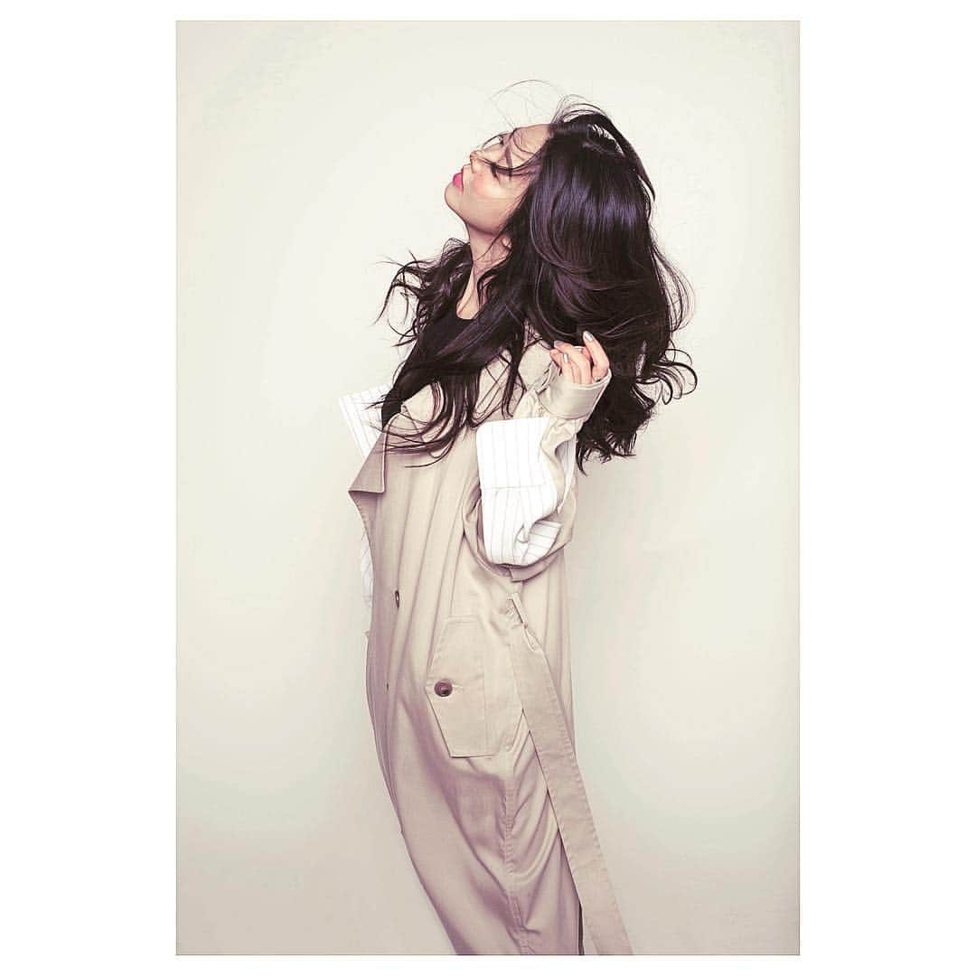 フィオナ・シットさんのインスタグラム写真 - (フィオナ・シットInstagram)「Our latest  mixed fabric trench Coat , just right for this weather which is getting  chillin again ! ❤️ @spiritunus #spiritunus #fionasit #薛凱琪」5月6日 21時38分 - physit