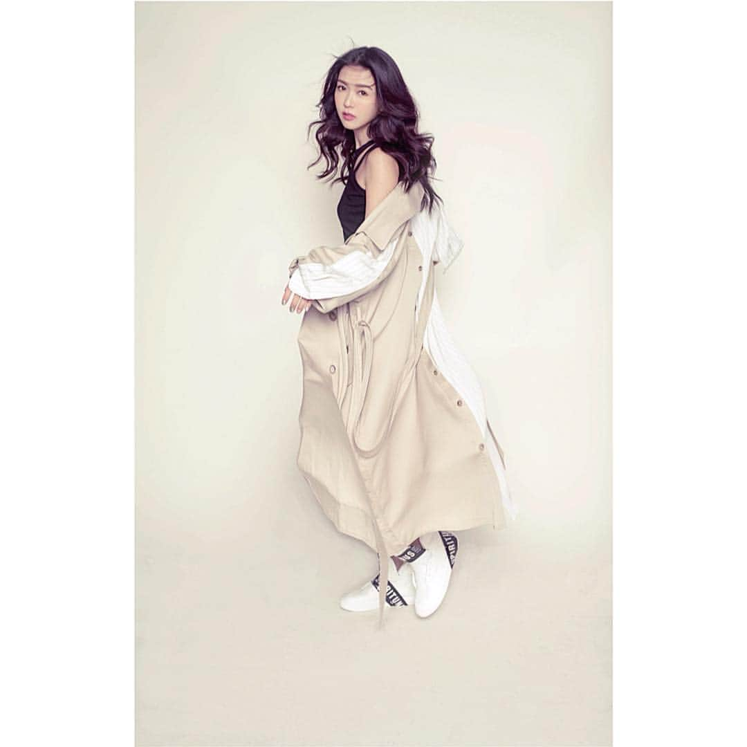 フィオナ・シットさんのインスタグラム写真 - (フィオナ・シットInstagram)「Our latest  mixed fabric trench Coat , just right for this weather which is getting  chillin again ! ❤️ @spiritunus #spiritunus #fionasit #薛凱琪」5月6日 21時38分 - physit