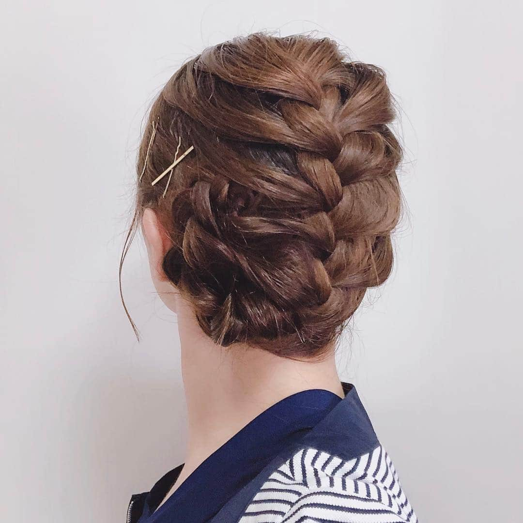 真衣ひなのさんのインスタグラム写真 - (真衣ひなのInstagram)「. ヘアアレンジ紹介｡･*･:≡(　ε:) . 💈バック編み込み 後ろ手で表編み込みしたら、 片側に寄せて毛先まで三つ編みにして ぐるっとまるめてピンで固定し、完成！ 少しカジュアル感も出すために ほぐして、ヘアピンで飾りました☺︎ . 投稿１列まとめチャレンジ！を始めて 数日‥ 気がついたことがあった。 これって単に一列にまとめるだけじゃなくて ３回に１回、髪型の更新を促される！ や、自分で始めたんやけどね🤣笑笑 多分気付いていない人の方が多いし 今回までにしましょかね💭 探すときには、 髪型 👉#ひなのへあかたろぐ コスメ 👉#ひなのこすめ 本気のなにか 👉#マイヒナノが本気で推す で出てきますので❤︎よろしければ☺︎ (動画用タグ、つぶやき用タグもあるよ) . #雨の日 #髪まとめがち #湿気を含んだ髪に気が滅入るから #結局降られなかった #それはそれで結果オーライ」5月6日 21時39分 - hinano_mai