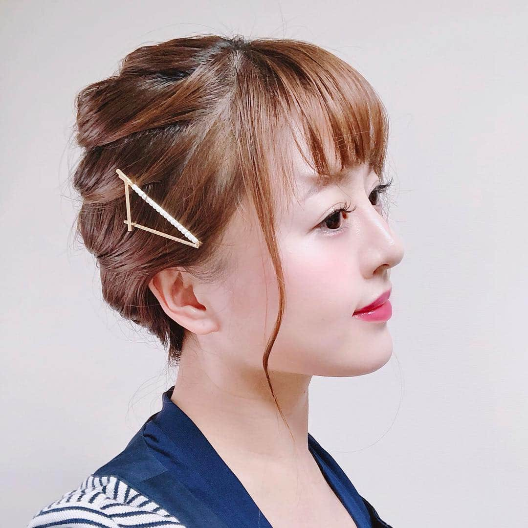 真衣ひなのさんのインスタグラム写真 - (真衣ひなのInstagram)「. ヘアアレンジ紹介｡･*･:≡(　ε:) . 💈バック編み込み 後ろ手で表編み込みしたら、 片側に寄せて毛先まで三つ編みにして ぐるっとまるめてピンで固定し、完成！ 少しカジュアル感も出すために ほぐして、ヘアピンで飾りました☺︎ . 投稿１列まとめチャレンジ！を始めて 数日‥ 気がついたことがあった。 これって単に一列にまとめるだけじゃなくて ３回に１回、髪型の更新を促される！ や、自分で始めたんやけどね🤣笑笑 多分気付いていない人の方が多いし 今回までにしましょかね💭 探すときには、 髪型 👉#ひなのへあかたろぐ コスメ 👉#ひなのこすめ 本気のなにか 👉#マイヒナノが本気で推す で出てきますので❤︎よろしければ☺︎ (動画用タグ、つぶやき用タグもあるよ) . #雨の日 #髪まとめがち #湿気を含んだ髪に気が滅入るから #結局降られなかった #それはそれで結果オーライ」5月6日 21時39分 - hinano_mai