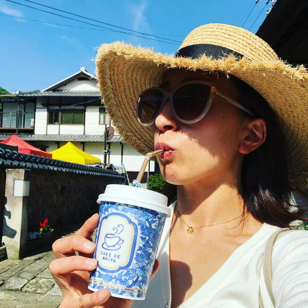 小川薫さんのインスタグラム写真 - (小川薫Instagram)「連休後半４日間お休みを頂きいろいろ旅に出かけました✈️ ずっと行ってみたかった 有田陶器市 @arita_toukiichi へ✨ 新緑とツツジが美しく４時間歩いて陶器市を楽しみました。途中、ビールやアイスコーヒーを飲みながら器好きにはたまらないお散歩。日常使いできる小皿や大皿、大きめの鉢などを購入。佐賀の日本酒も。この日は２万歩くらい歩いたんじゃないかな😊  #salondeclover  #サロンドクローバー #小川薫 #おもてなし #おもてなし料理教室 #料理教室 #料理研究家 #テーブルコーディネート #テーブルコーディネーター  #大阪料理教室 #cookingclass  #tablesetting  #堀江 #堀江公園 #tablecoordinate #パーティーフード #おもてなし料理 #和食 #和食レッスン #おもてなし和食  #春の和食  #春の和食レッスン #アンティーク #ゴールデンウィーク #有田 #有田陶器市 #有田陶器市116pc #有田焼 #有田陶器市2019」5月6日 21時39分 - salondeclover