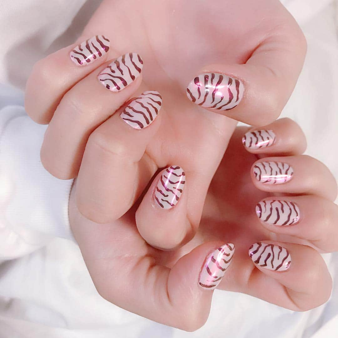 なかやまちえこさんのインスタグラム写真 - (なかやまちえこInstagram)「人気のゼブラ柄🦓 パステルピンクにオーロラ重ね♡ MagicPowder Pink きまぐれハイリッチ  黒 #nail #nails #nailart #ネイル #美甲 #ネイルアート  #clou #nagel #ongle #ongles #unghia #japanesenailart #manucure #네일 #젤네일 #네일아트 #네일리스트 #japanesenails #manicurist #gelnails #ゼブラ柄 #ゼブラ柄ネイル #zebra #zebranails #silentsiren #ひなんちゅ」5月6日 21時42分 - chiekonakayama