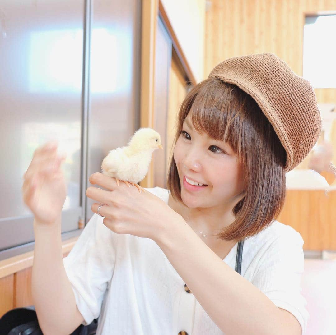 長谷川真美さんのインスタグラム写真 - (長谷川真美Instagram)「👒💕 ・ GW終わってしまったー🤭💦 明日からまた頑張ろうっと！！！ ・ 先日投稿したコーデで被ってたのは #14plus @14plusjp の #ザックリ編みサーモキャス 👒💗 ・ #東武動物公園 で #ひよこ を 触ることができたよー🐣💕 まさかひよこにもビビるはち君でした🤭 ・ #イチヨンプラス #帽子好き」5月6日 21時43分 - maami.hase