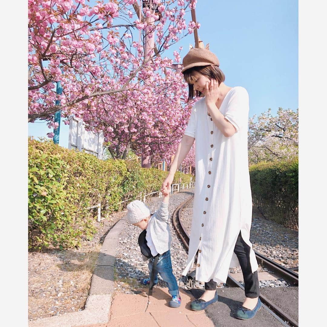 長谷川真美さんのインスタグラム写真 - (長谷川真美Instagram)「👒💕 ・ GW終わってしまったー🤭💦 明日からまた頑張ろうっと！！！ ・ 先日投稿したコーデで被ってたのは #14plus @14plusjp の #ザックリ編みサーモキャス 👒💗 ・ #東武動物公園 で #ひよこ を 触ることができたよー🐣💕 まさかひよこにもビビるはち君でした🤭 ・ #イチヨンプラス #帽子好き」5月6日 21時43分 - maami.hase