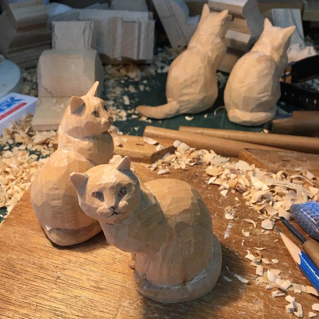 yamanekoさんのインスタグラム写真 - (yamanekoInstagram)「連休中ずっと家に閉じこもって猫を彫り彫り😸下の子はあまりの長さに暇すぎて「早く学校始まらないかな」と😹  #猫#ねこ#ねこ部 #木彫り猫 #woodworking #cat #catsofinstagram #woodworking #sculpture #バンナイリョウジ」5月6日 21時43分 - yamaneko5656