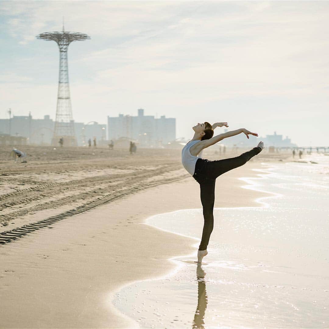 ballerina projectさんのインスタグラム写真 - (ballerina projectInstagram)「Gina Scott at Coney Island Brooklyn. #ballerina - @gina_the_ballerina #coneyisland #brooklyn #newyorkcity #ballerinaproject #ballerinaproject_ #ballet #dance #beach #sunrise #ginascott  With the upcoming conclusion of the Ballerina Project limited edition prints will be only available for purchase until the beginning of June 2019. Link is in our Instagram profile to purchase one today.  The Ballerina Project book is now available for pre-order. Go to @ballerinaprojectbook for pre-order link and info. #ballerinaprojectbook」5月6日 21時47分 - ballerinaproject_