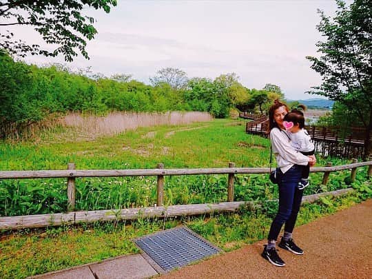 安田美沙子さんのインスタグラム写真 - (安田美沙子Instagram)「今日は、お兄ちゃんファミリーと自然がたくさーんある公園へ... 自然が沢山あって、それに触れることは贅沢だなと思います。 こどものころ、札幌＆舞鶴に田舎があった。特に舞鶴は五右衛門風呂、七輪、畑もあったし、夜中に家族で寝てる時、天井からでっかいムカデが落ちてきて、家族で大騒ぎした日も✨ . . 新潟でカエルの鳴き声を聞きながら、そんなことを思い返していました。 . . そんな自然や古き良き日本を、息子くんにも伝えてあげたいな。大好きなあの、舞鶴の場所に両親と行きたいなぁ。。。 #instagood #nature #japanese #アリさんとの遭遇」5月6日 21時48分 - yasuda_misako