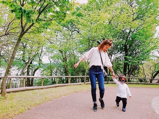 のインスタグラム：「今日は、お兄ちゃんファミリーと自然がたくさーんある公園へ... 自然が沢山あって、それに触れることは贅沢だなと思います。 こどものころ、札幌＆舞鶴に田舎があった。特に舞鶴は五右衛門風呂、七輪、畑もあったし、夜中に家族で寝てる時、天井からでっかいムカデが落ちてきて、家族で大騒ぎした日も✨ . . 新潟でカエルの鳴き声を聞きながら、そんなことを思い返していました。 . . そんな自然や古き良き日本を、息子くんにも伝えてあげたいな。大好きなあの、舞鶴の場所に両親と行きたいなぁ。。。 #instagood #nature #japanese #アリさんとの遭遇」