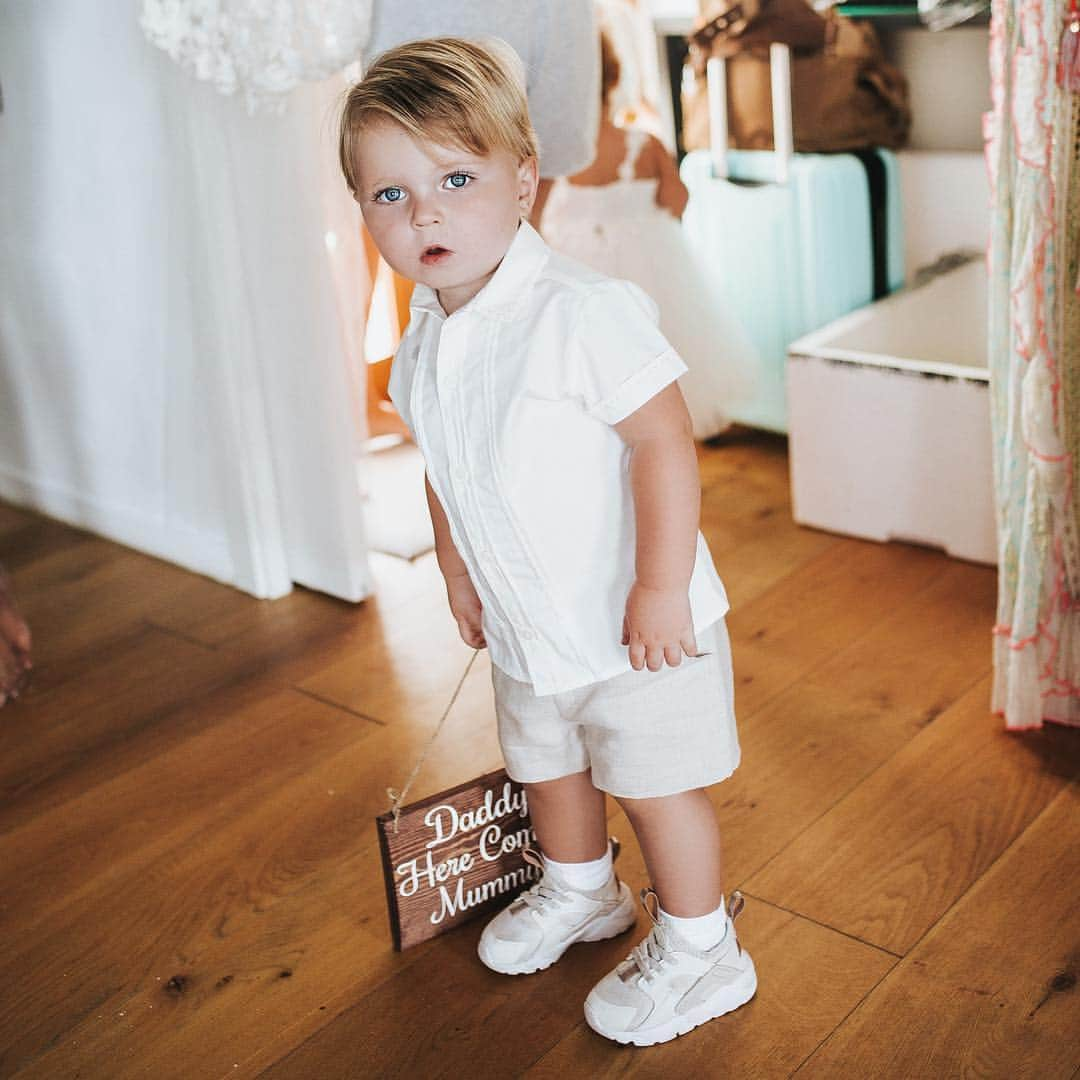 ビリー・フェアーズさんのインスタグラム写真 - (ビリー・フェアーズInstagram)「My beautiful page boys 💙 ... Arthur insisted on wearing his Trainers on the day 🤣🤷🏼‍♀️ sometimes you just have to go with it 🙊 ... Page boy outfits by the fabulous @rococlothing 💙」5月6日 21時48分 - billieshepherdofficial