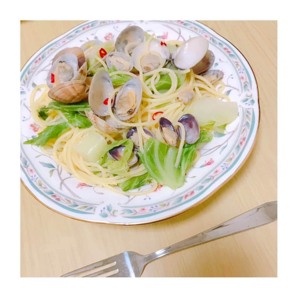 寺島咲のインスタグラム：「潮干狩りのアサリ達のその後。アサリご飯も捨てがたかったけど残りはシンプルに酒蒸しにしました(^^) #アサリ#パスタ」