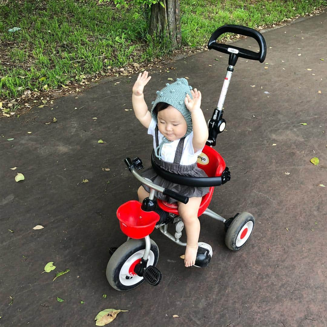 ᴋᴀɴᴀᴋöさんのインスタグラム写真 - (ᴋᴀɴᴀᴋöInstagram)「#三輪車デビュー 👶🏻🚲✨ 嬉しそうに乗ってる姿が、かわいくて かわいくて…❤️ 🤳撮りまくり笑😂💕いっぱい お散歩しようね☺️✨ * 10連休のGWも、楽しくて あっという間だったなぁ☺️💕 明日から、また頑張ろう🕊🌈✨ * #三輪車#三兄弟#双子#1歳0ヶ月#riorukaren_movies_」5月6日 21時51分 - kanakokko_34_