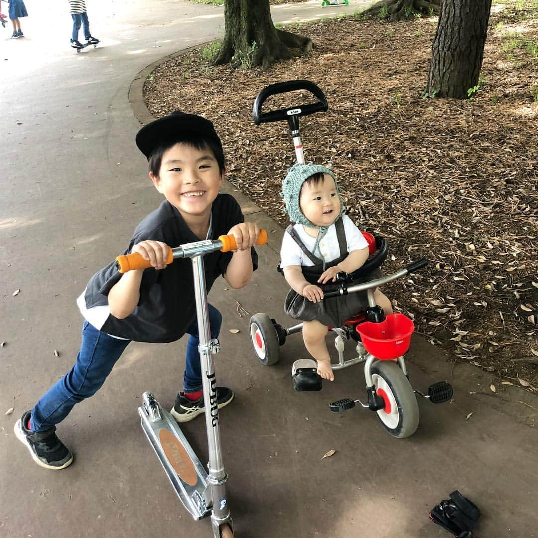 ᴋᴀɴᴀᴋöさんのインスタグラム写真 - (ᴋᴀɴᴀᴋöInstagram)「#三輪車デビュー 👶🏻🚲✨ 嬉しそうに乗ってる姿が、かわいくて かわいくて…❤️ 🤳撮りまくり笑😂💕いっぱい お散歩しようね☺️✨ * 10連休のGWも、楽しくて あっという間だったなぁ☺️💕 明日から、また頑張ろう🕊🌈✨ * #三輪車#三兄弟#双子#1歳0ヶ月#riorukaren_movies_」5月6日 21時51分 - kanakokko_34_