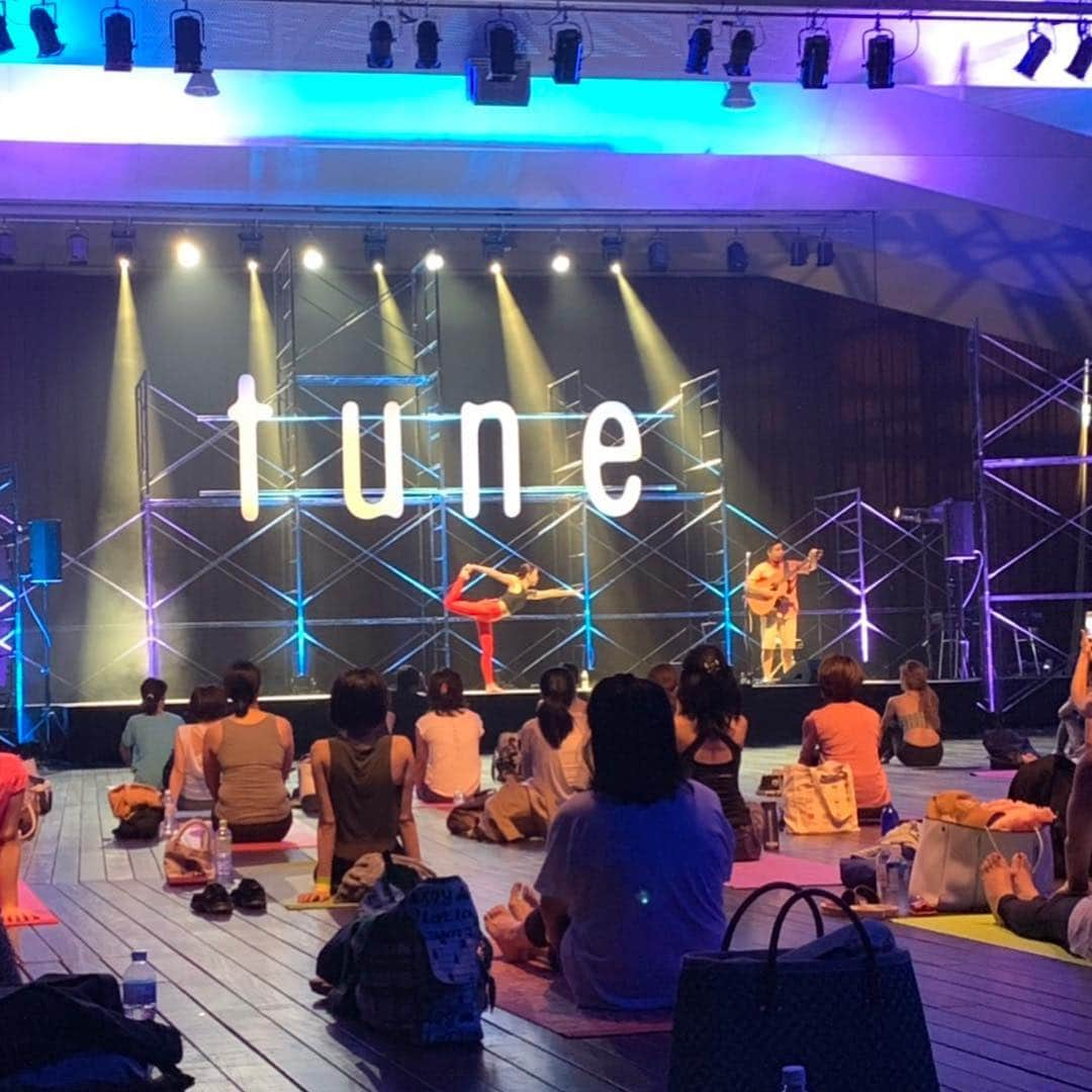 野沢和香さんのインスタグラム写真 - (野沢和香Instagram)「素晴らしいイベントでした！@tune_yoga ✨！ 素晴らしいコラボでした！with @edenkai_official 🤝  アコースティックギターと即興でヨガ！初の試みだらけでしたが、Liveならではの空気や楽しさがあって、とてもエキサイティングな体験でした⤴︎ カイ君のエンディングの心に染み渡る歌声には(4枚目スワイプしてね)私が涙しそうでしたよ✨😭🙏 素晴らしい時間を一緒に創ってくださった参加してくださった皆様！ありがとうございました！ 皆さん素晴らしかった！  The art of your life! ヨガマットも人生も‼️ 自分らしくそのまま！を表現する場所です⤴︎✨ GW最終日ですが、皆さまはどんな連休でしたか？ 明日からまた自分らしく✨頑張りましょう😊」5月6日 22時03分 - wakanozawa