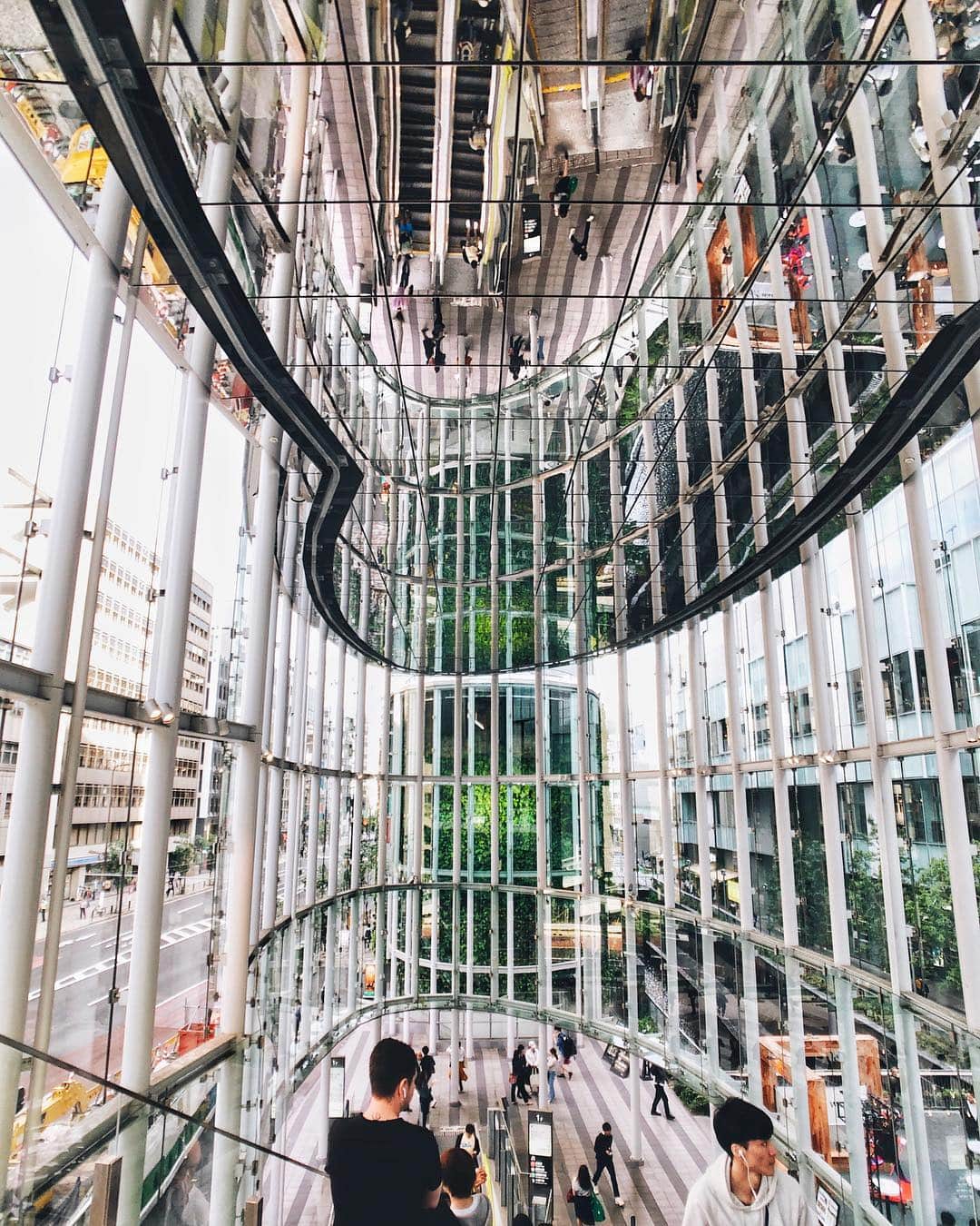 ima_ju / Jun Iのインスタグラム：「. . SIBUYA ILLUSION . . . 遅ればせながら、渋谷がこんな風になってから初めての渋谷。すごいことになってるなと思う反面、やっぱり残念な気持ちに。近未来感は正直中国に負けてると思うと同時に、やりすぎのデザインは中国のそれを必死に追いかけてるような。今や渋谷も世界的にメジャーな都市でありながらも、何かが足りない・・。それって、なんなんだろうか・・。 “重厚感” なのかな。重みを感じられる場所が皆無なんだよな..きっと。 . . wiz @tokyo_grapher #ShotOn_TG  #ShotoniPhone . ZD WIDE Lens PRO #tg_zdwide_pro . . ::」