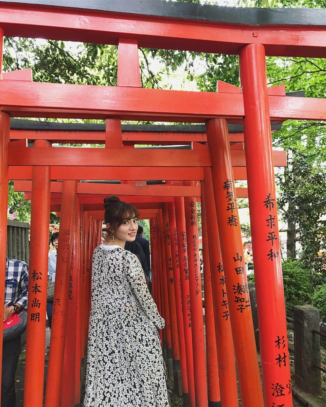 ティファニー春香さんのインスタグラム写真 - (ティファニー春香Instagram)「根津神社のつつじ祭り⛩🌸 つつじの種類の豊富さ✨普段道で見かけるものとはまた少し違った色や形のものが沢山見られました☺︎ . 今日でGWも終わり、明日からまた学校やお仕事が始まる人が多いかな😊切り替えて頑張っていきましょうねー✨ #根津神社 #つつじ祭り」5月6日 21時55分 - tiffanyharuka