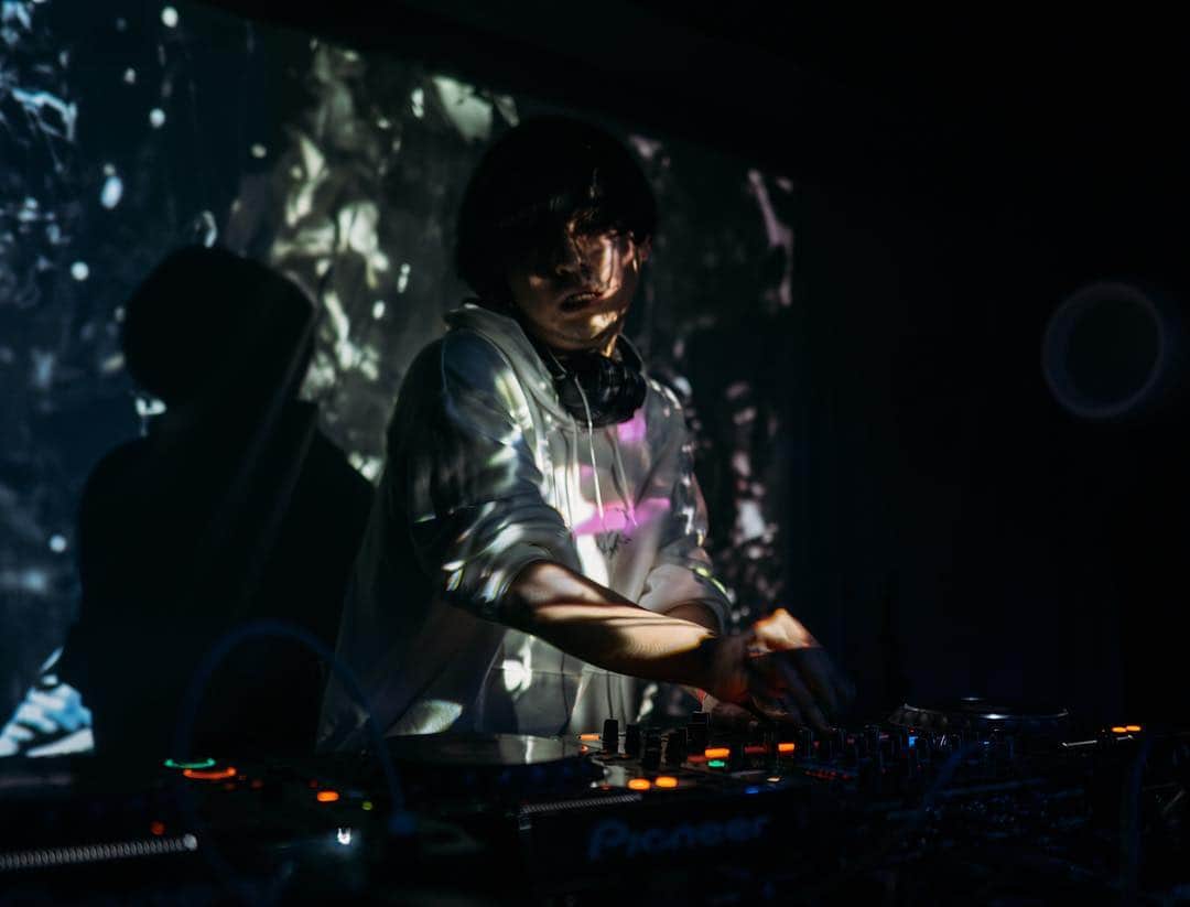 のインスタグラム：「👥🎊👥﻿﻿﻿﻿﻿﻿﻿ ﻿﻿﻿﻿﻿﻿﻿ - ROOM 4TH ANNIVERSARY -﻿﻿﻿﻿﻿﻿﻿ ﻿﻿﻿﻿﻿﻿﻿﻿ ■仝(tong) at CIRCUS OSAKA﻿﻿﻿ ﻿﻿﻿ 仝 それは記号の一種であり、それ自体に意味を持たない。 このイベントにコンセプトやテーマは存在しない。 否、存在しないという状態が存在する。 音の極地をさまよい歩く貴方の通過点であり終着点。﻿﻿﻿ ﻿﻿﻿﻿ -------------------------------------﻿-------﻿﻿ TAAR @taar88﻿ ﻿-------------------------------------﻿-------﻿﻿﻿﻿﻿﻿﻿﻿﻿﻿﻿﻿ #room_jp」