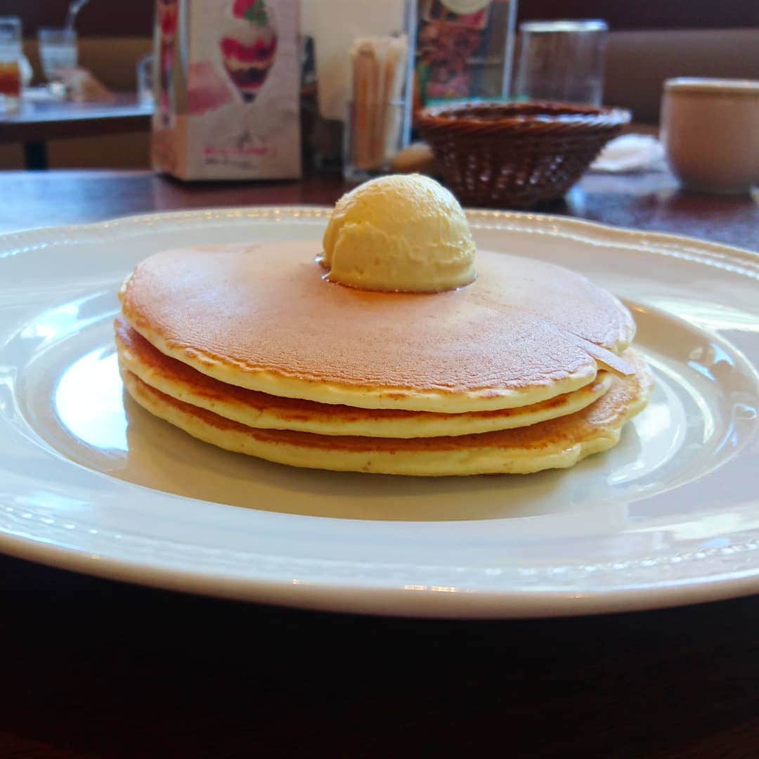 のインスタグラム：「ロイヤルホストのパンケーキ🎵  これ、すごく美味しいの 知ってました？  ずっと昔からロイホの名物なんですよ☺  #ロイヤルホスト#ロイホ#パンケーキ #メイプルシロップ#royalhost#デザート #ホットケーキ」
