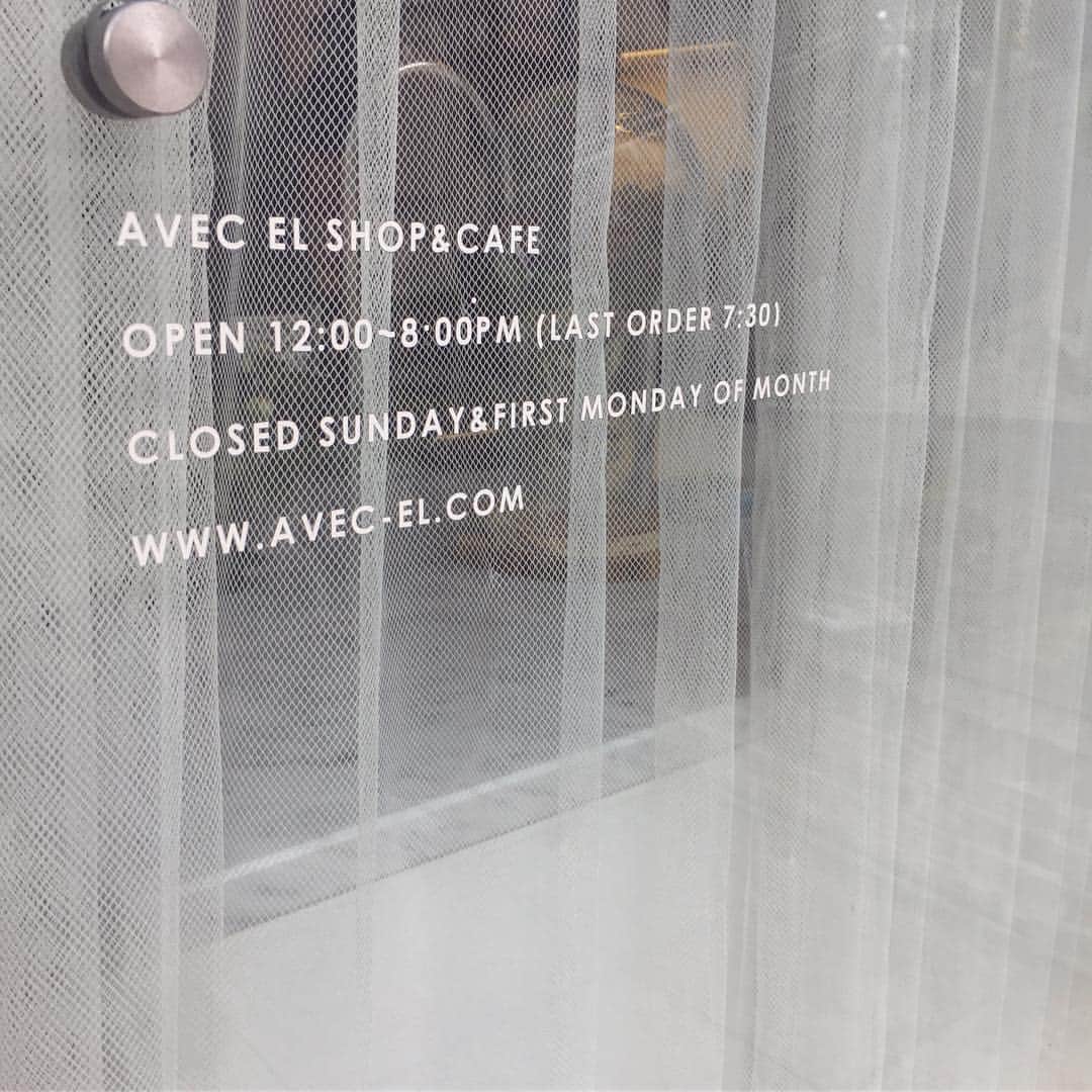 CONFIDENCE akinaのインスタグラム：「・ 2019.04.24-26 韓国旅行の続き♡ @avec.el  可愛いcaféやった♡ 韓国は本当インテリアが可愛くて ずっと探してる椅子が 普通に置いてる. 日本では何処にも売ってなくて (見つけきれないだけなのか?でも本当見た事ない) 次は家具屋巡りしたいと 切実に思う♡ ・ ・ ・ #韓国旅行 #韓国 #韓国カフェ #韓国カフェ巡り #韓国ファッション #korea #カフェ #カフェ巡り #カフェ好き #café #cafe #オシャレカフェ #いちご好き #ソウルカフェ #カロスキル #社員旅行 #女子旅 #女子旅行 #旅行 #韓国グルメ」