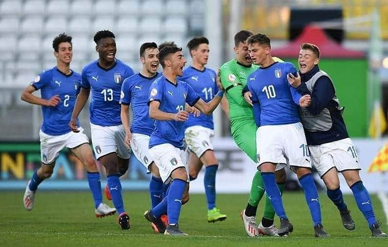 サッカーイタリア代表さんのインスタグラム写真 - (サッカーイタリア代表Instagram)「#Under17🇮🇹 L’#Italia affronta l’Austria🇦🇹, in palio il pass per i Quarti di finale dell’Europeo . Domani (ore 20) a Longford gli #Azzurrini vincendo potrebbero già passare il turno. 🗣️ #Nunziata: “Non dobbiamo sottovalutare l’avversario, gioca bene e ha individualità importanti” . . #VivoAzzurro #U17EURO」5月6日 21時59分 - azzurri