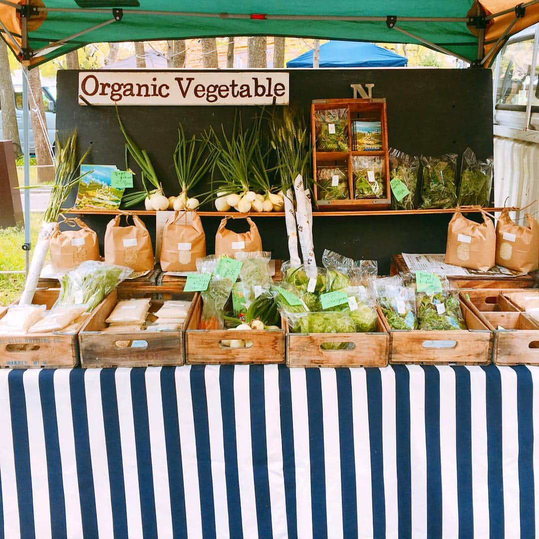 内田絢子さんのインスタグラム写真 - (内田絢子Instagram)「モーニング・コレクション！今週のモニコレはEAT LOCAL KOBE FARMERS MARKET！  神戸の東遊園地で土曜日に開催されている朝市。地産地消にこだわり、兵庫県産の野菜etcがたくさん並び、パンなども神戸の素材で作らています。  モーニングは毎週、朝ごはん当番のお店が兵庫のお野菜などを使って作ってくださるメニュー。この日はヒンホイのスリランカ風ムング豆の彩りプレート！辛くない優しいスパイスカレー。行く度にどんな朝ごはんに出会えるかも、お楽しみ♡  新緑の季節に外でモーニング、気持ちいいですよ〜。 #eatlocalkobe #farmersmarket #ヒンホイ #朝ごはん当番 #テントコーヒー  #fm802 #brightmorning #モーニングコレクション #モニコレ #金曜朝7時半からコーナーお届けしてます」5月6日 22時01分 - uccijun