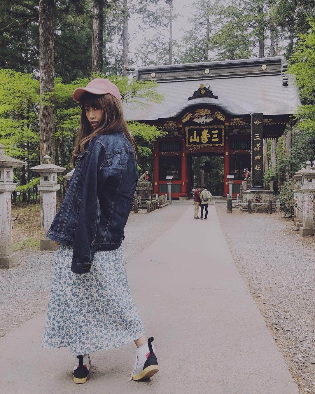 のインスタグラム：「full charge✌️☀️ エネルギーがいっぱいもらえるらしい🍾🍾🍾 . #ちゃうねんな  #私のエネルギー酒 #ゴールデンウィーク #パワースポット #djyurina #夜からの昼カツ  #⛩ #三峯神社 #秩父パワースポット #日本武尊 #御神木 #杉  #japanamazing #amazingspot  #japanesegirl #絶景 #landscape #smile GWぽい最終連休でした🎵 みんなは10連休満喫したかな？ . 私はエネルギーチャージ完了✌️☀️ パワーをみんなにおすそ分け💕 明日からまた頑張りましょ〰︎」