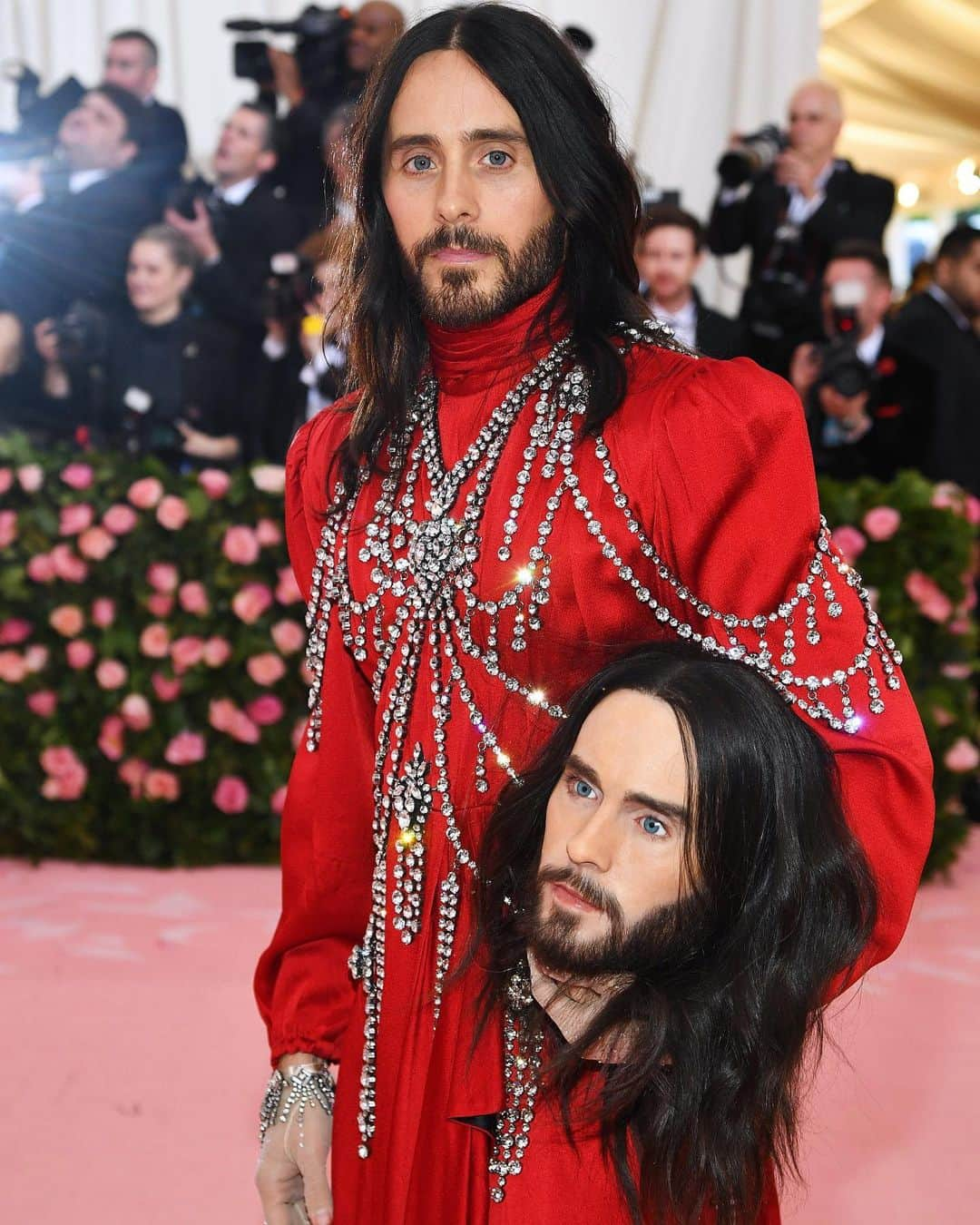 GQさんのインスタグラム写真 - (GQInstagram)「@jaredleto arrives to the #MetGala in @gucci, carrying his own head (the ultimate plus-one)」5月7日 8時57分 - gq