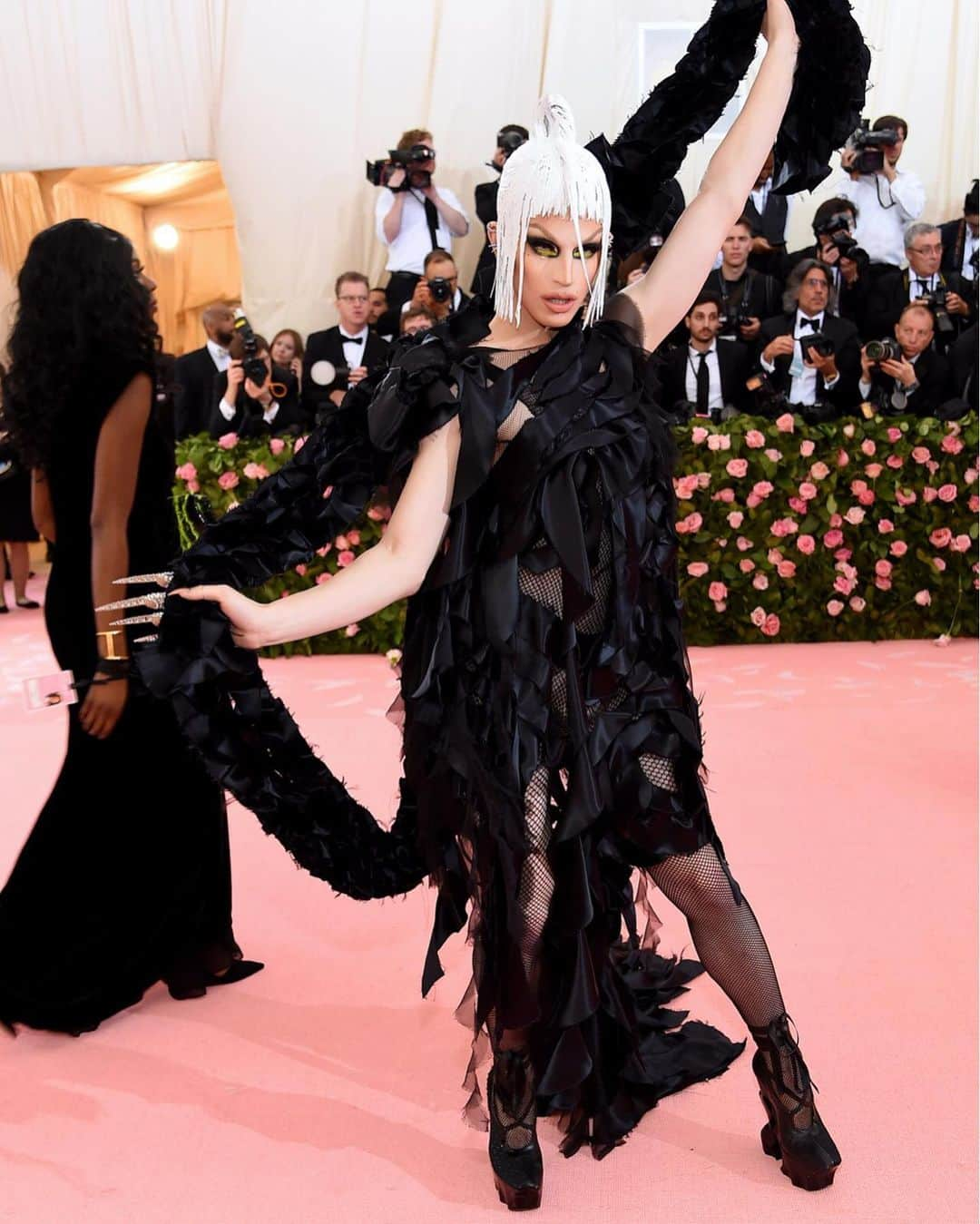 Vogue Italiaさんのインスタグラム写真 - (Vogue ItaliaInstagram)「@ageofaquaria in @maisonmargiela designed by @jgalliano attending the 2019 #MetGala. See all the #MetCamp Guests via link in bio.」5月7日 8時51分 - vogueitalia