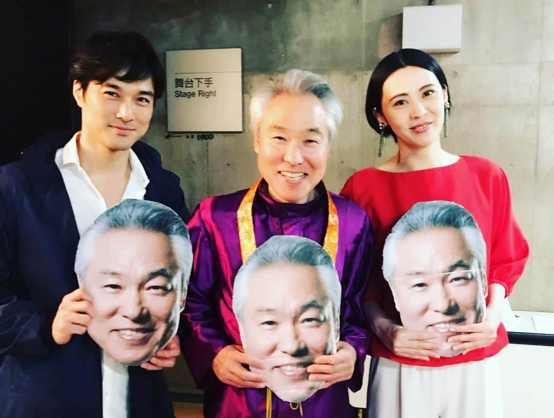 緒月遠麻さんのインスタグラム写真 - (緒月遠麻Instagram)「☺︎ この テレビっ子の私が 公演中は 一度も テレビを見ず ずーっとラジオ聴いてました📻☺️ #ハマった  大浜さん そして 最高の味ありすぎメンバー。 そしてそして 観に来て下さった皆様。 そしてそしてそして 応援エネルギーを 遠方から バンバン送ってくれた皆様 のお陰で 無事 千秋楽を迎えられました👺✨ 👺 本当に ありがとうございました！ 最高に 幸せな時間でした👵🍵 #天狗ontheradio  #千秋楽 #ガマミルク多め  ラジオっていいね。」5月7日 8時53分 - toma_ozuki