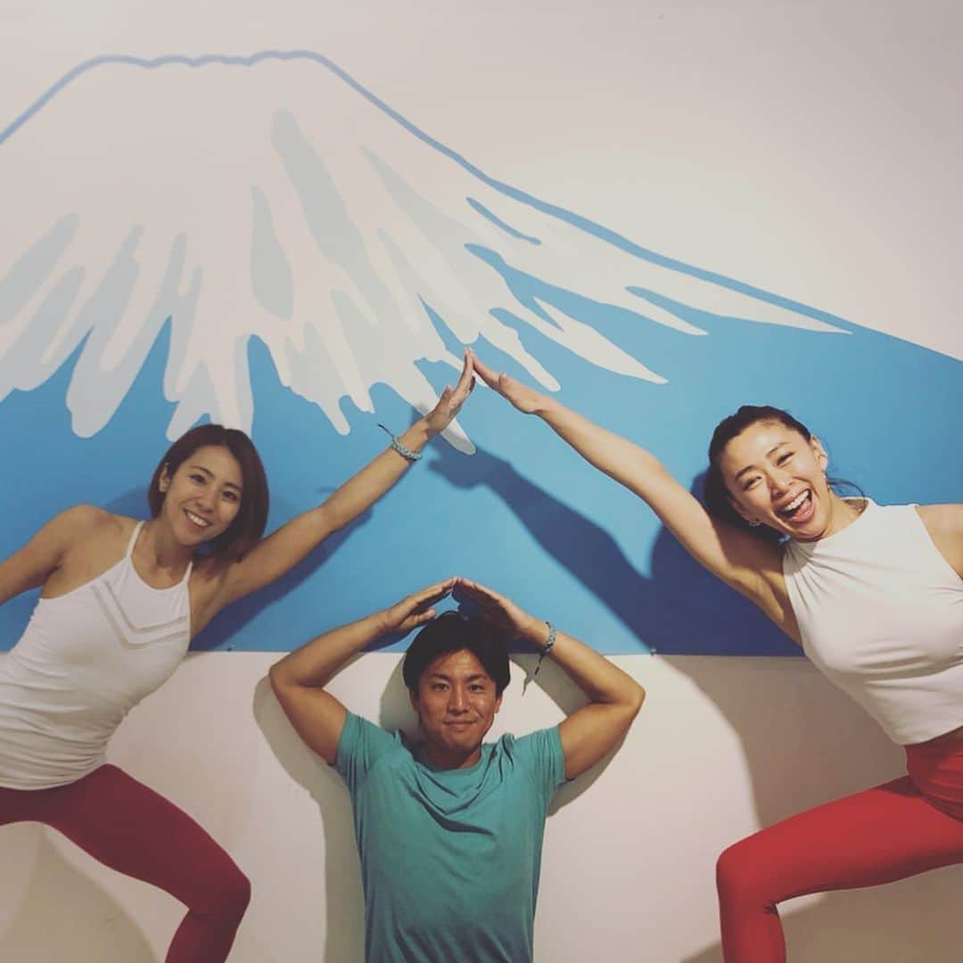 野沢和香さんのインスタグラム写真 - (野沢和香Instagram)「GW明け、皆さま良いスタートを🙋‍♀️⤴︎ さてさて次は！ #世界遺産ヨガ 😆5月18.19日富士山の麓  #ステラシアター  で最強のメンバーが集結して楽しいヨガイベントします🧘‍♀️⤴︎ ぜひきてね！  そしてコチラ！ #富士山アーサナチャレンジ  キャンペーン実施中❣️(12日まで) 富士山に見えるポーズを投稿すると、 豪華mandukaのヨガマットや、世界遺産yoga講師全員との囲み写真を撮れる権利が当たるよ🙋‍♀️！ て、、、私のこの写真は中々富士山にみえないけど🙊🤣🤣🤣 皆、タグを見て他の素晴らしいポーズ写真を参考に撮ってみてね🙋‍♀️ ⇩  応募方法は簡単！！富士山に見えるヨガのポーズを撮影し(オリジナル可)、FacebookまたはInstagramに2つのハッシュタグ「#富士山アーサナチャレンジ」と「#世界遺産ヨガ」を付けて投稿するだけ！ 当選者には、締め切り後DMにてお知らせ後、5/18のオープニングイベントにて、プレゼントをお渡しします！！ 【応募期間】3/25-5/12  たくさんのご応募お待ちしています！！ #富士山アーサナチャレンジ  #世界遺産ヨガ https://sekaiisan-yoga.com @kinyazumbatte　@yasuhiro810  @kazuyayanagimoto @matsumoto_rio @wakanozawa @yuya67 @banbanyoga @honeywaxxaya @risa_acroyoga_japan @sagaranoriko @metis_0328 @manduka_japan」5月7日 8時56分 - wakanozawa